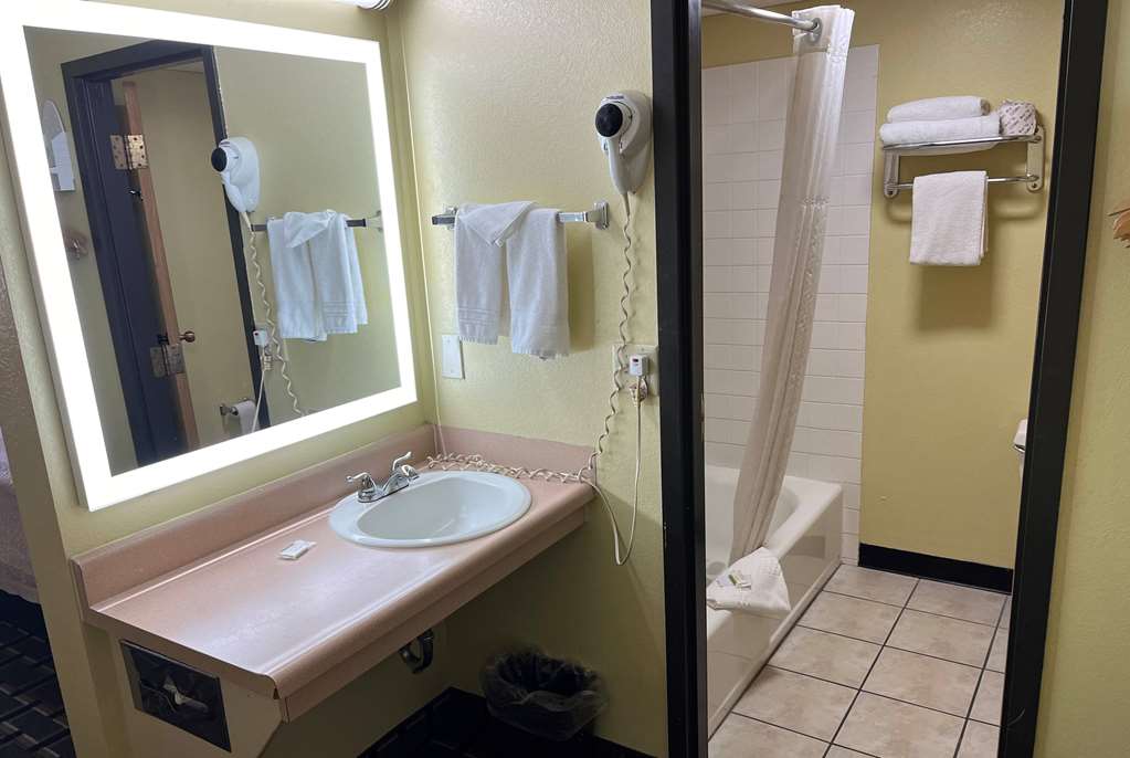 DAYS INN BY WYNDHAM PARK CITY KANSA-guestroom-Guest Room,Bathroom,On-Site.jpg