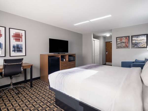 1 King Bed, Non-Smoking