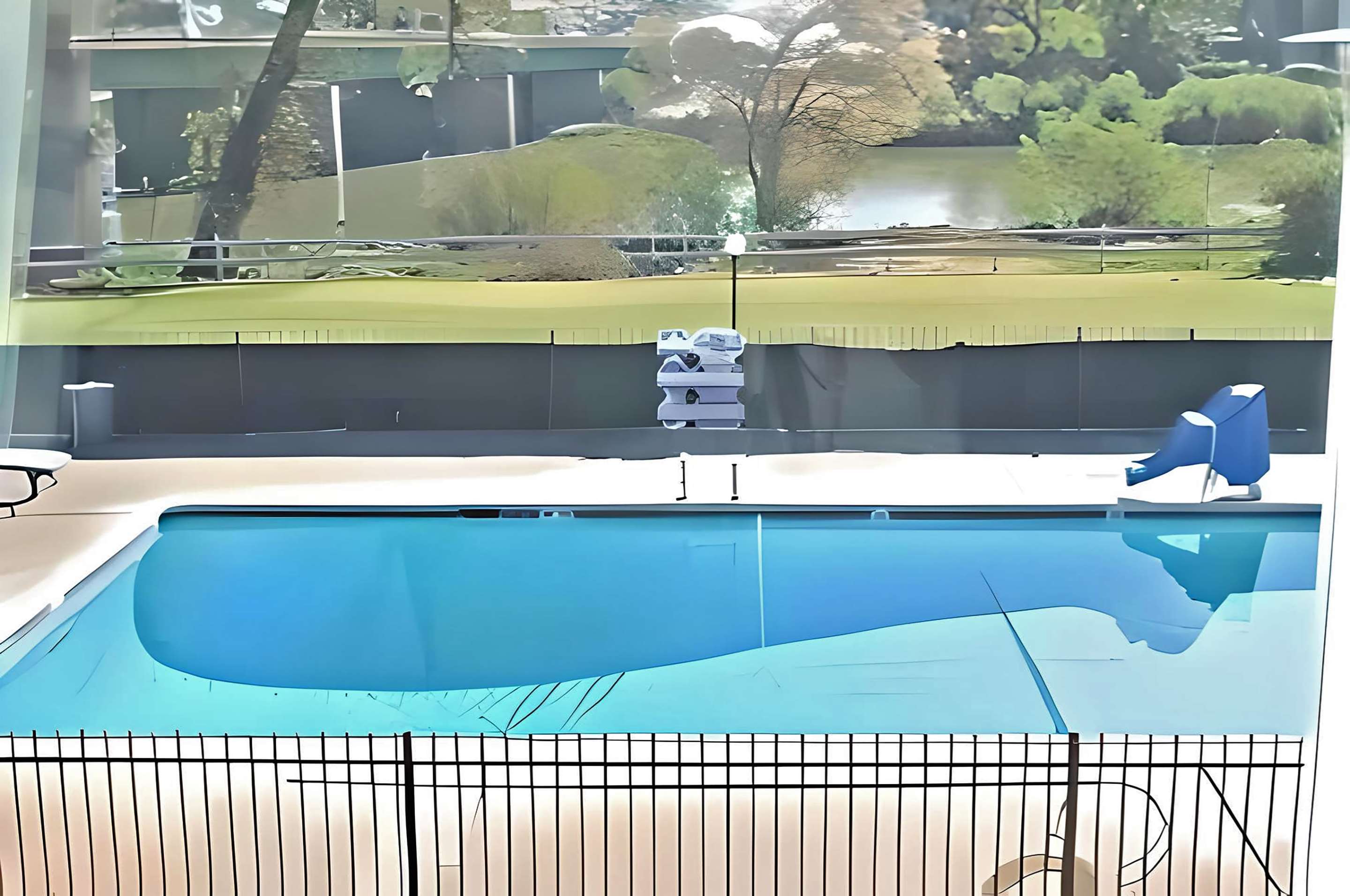 Outdoor pool | Econo Lodge