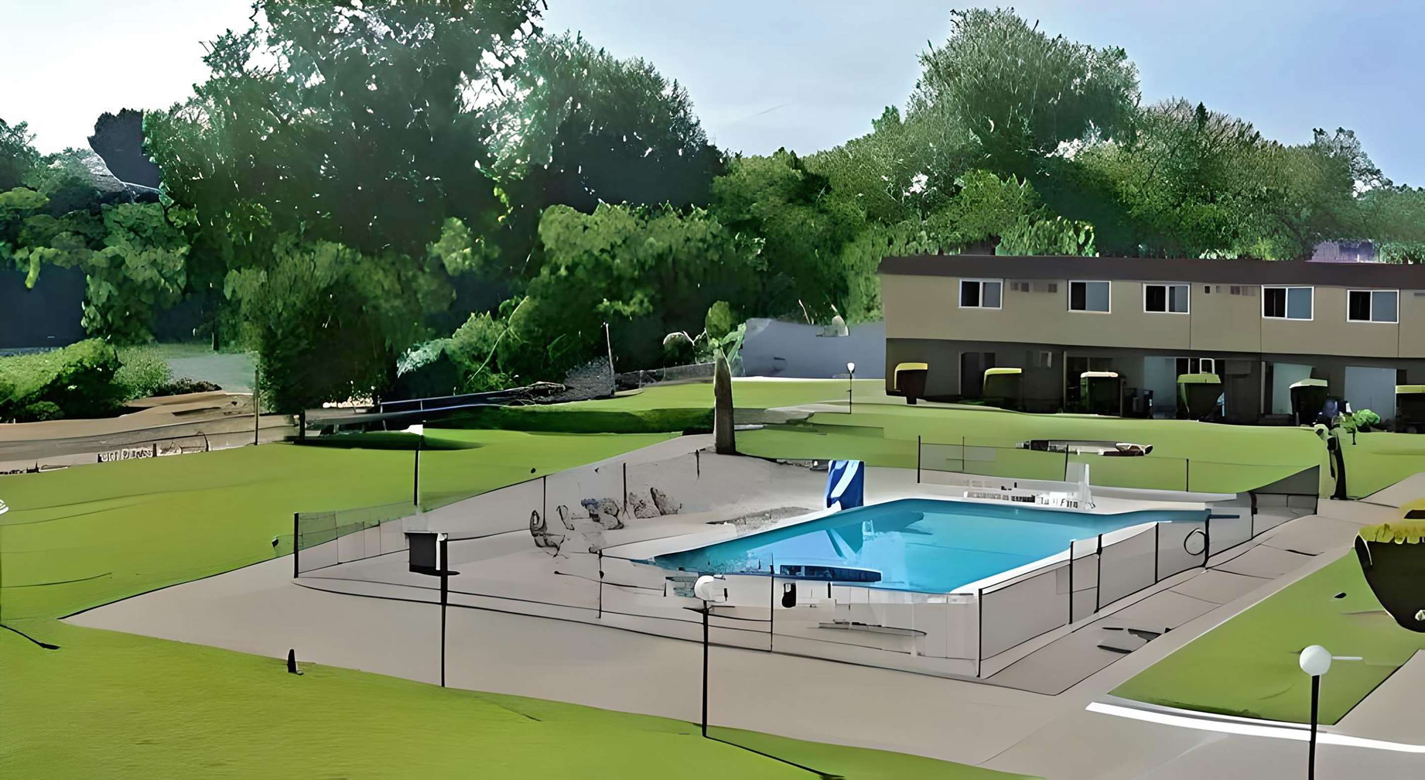 Outdoor pool | Econo Lodge