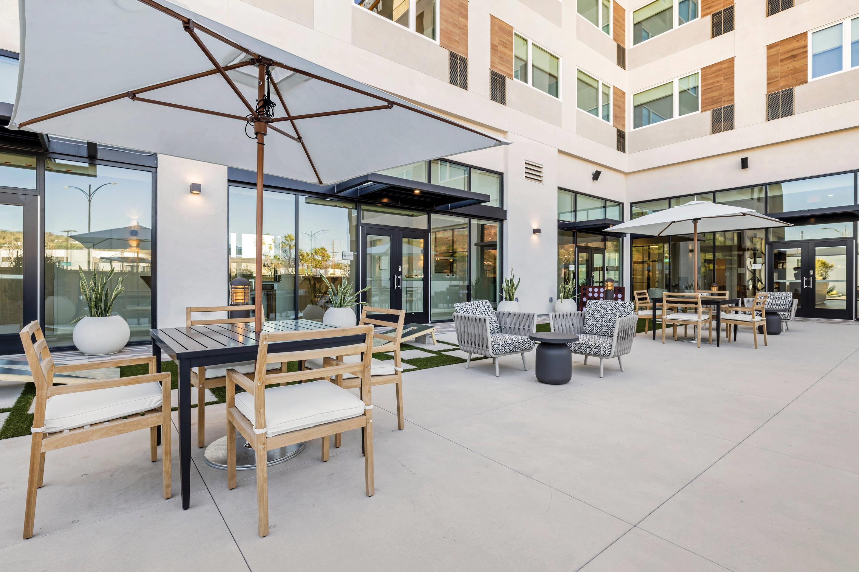 Courtyard | Cambria Hotel Burbank Airport