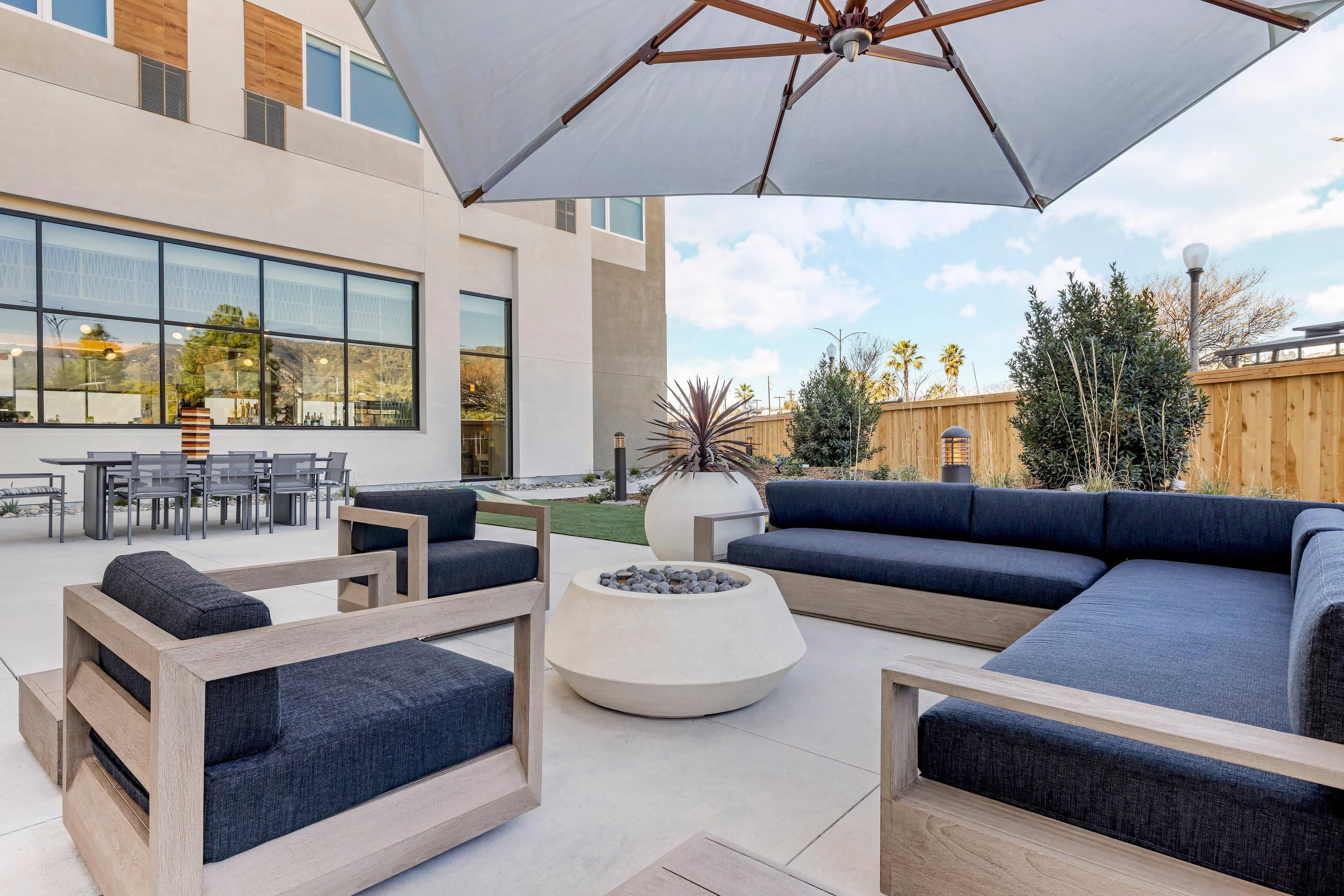 Courtyard | Cambria Hotel Burbank Airport