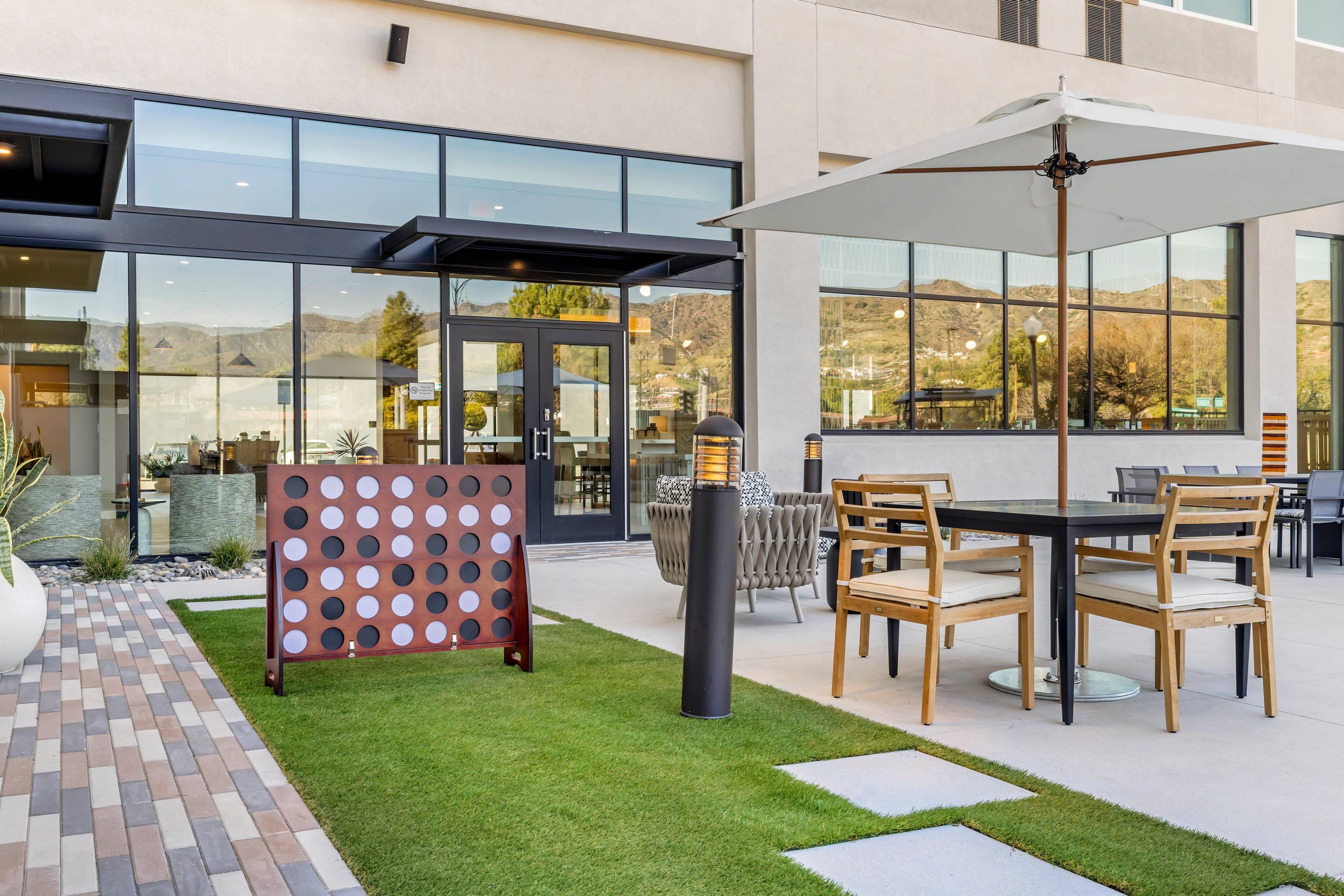 Courtyard | Cambria Hotel Burbank Airport