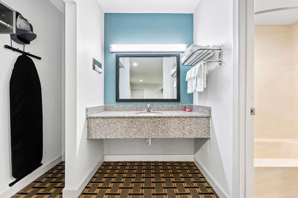 SureStay by Best Western Huntsville University Area-guestroom-Guest Room,Bathroom,On-Site.jpg