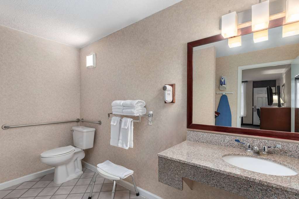 DAYS INN BY WYNDHAM COLUMBIA KENTUC-guestroom-Guest Room,Bathroom,Shower,Accessibility,On-Site.jpg