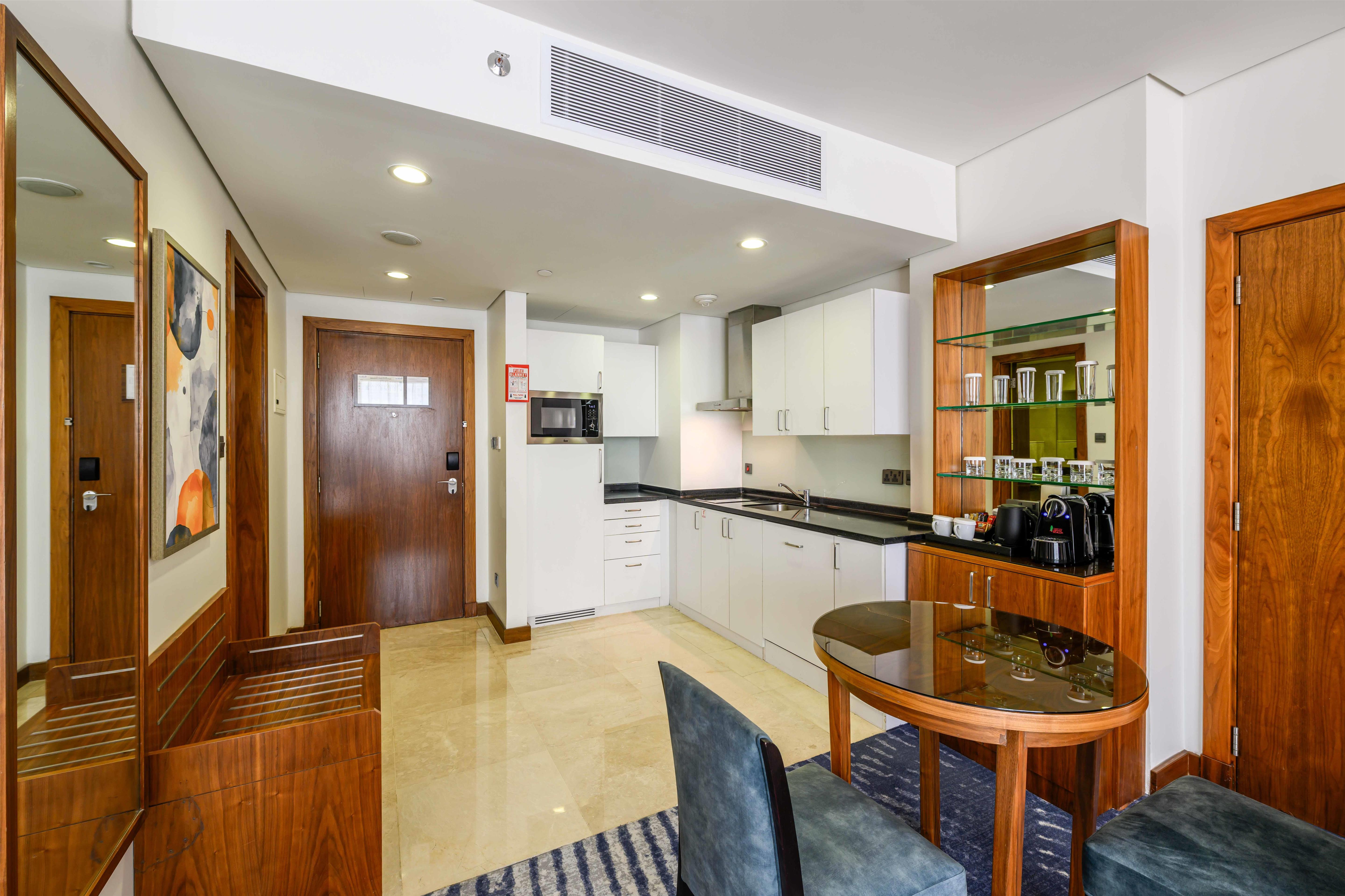 DoubleTree by Hilton Jeddah Al Andalus Mall Room Type - KING STUDIO W  CV