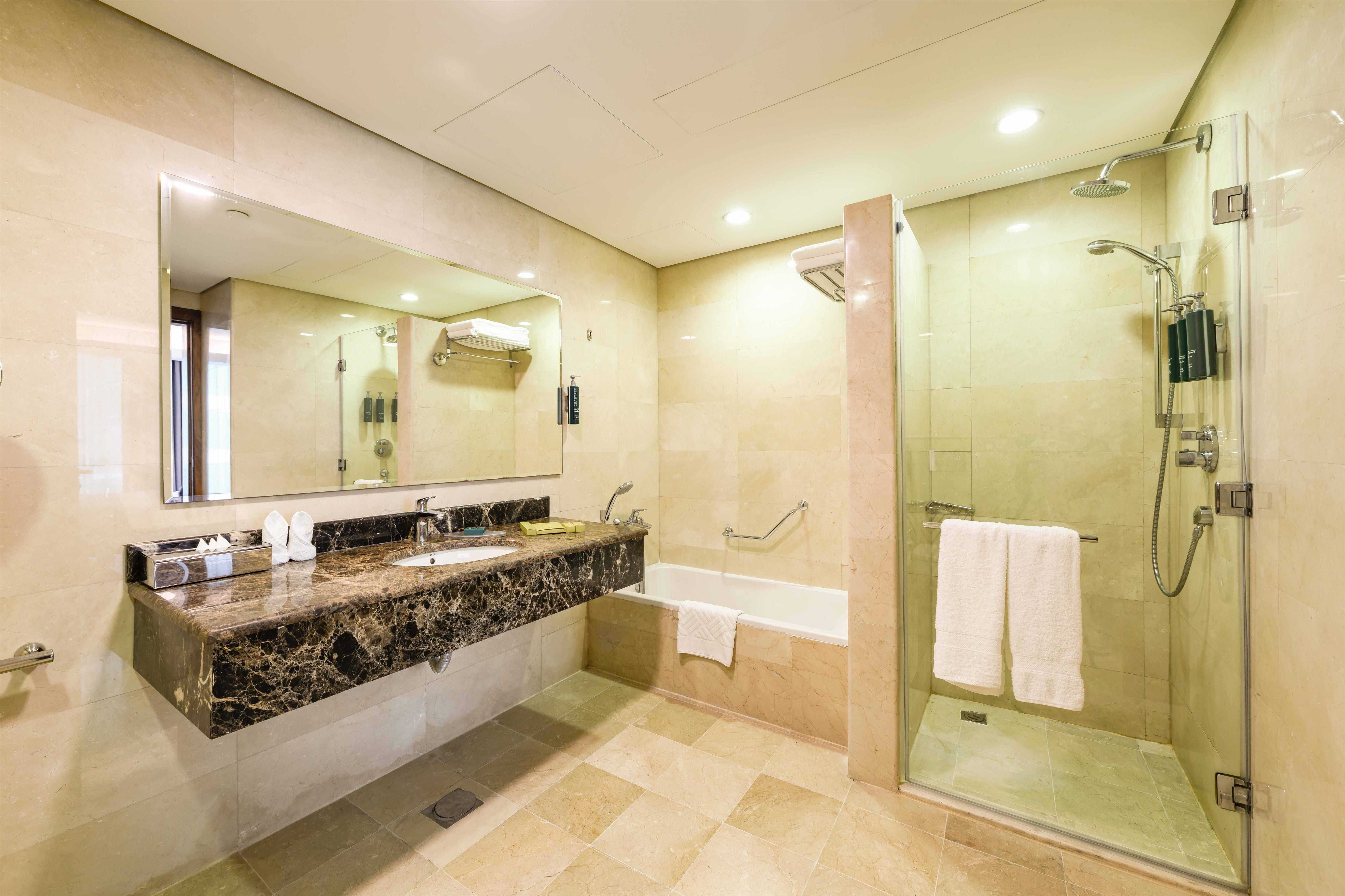 DoubleTree by Hilton Jeddah Al Andalus Mall Room Type - KING JUNIOR SUITE