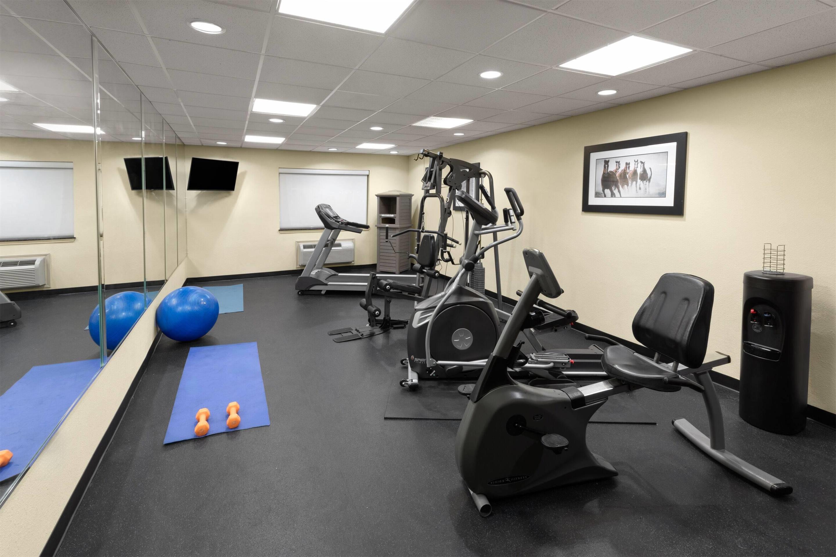 Health club fitness center gym | Days Inn & Suites by Wyndham Sam Houston Tollway