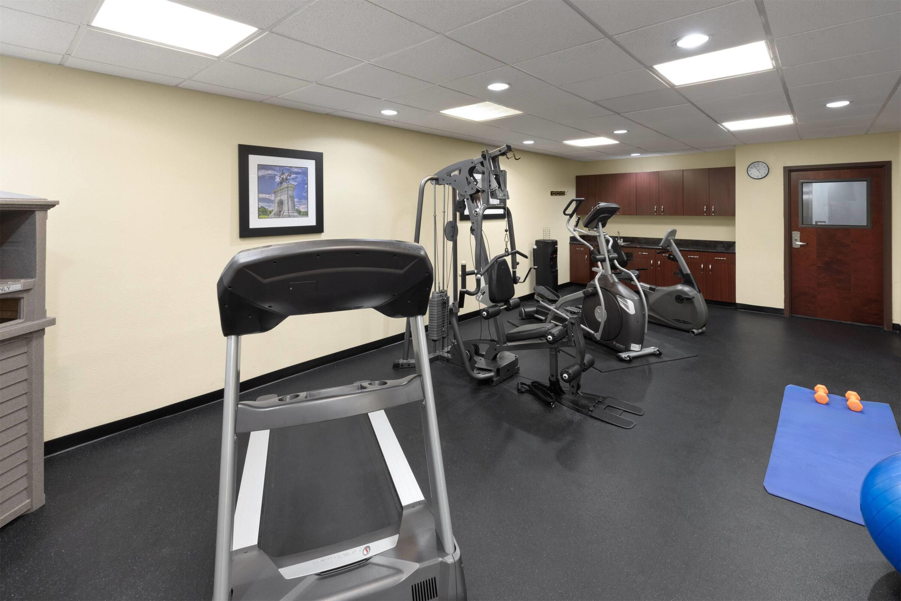 Health club fitness center gym | Days Inn & Suites by Wyndham Sam Houston Tollway