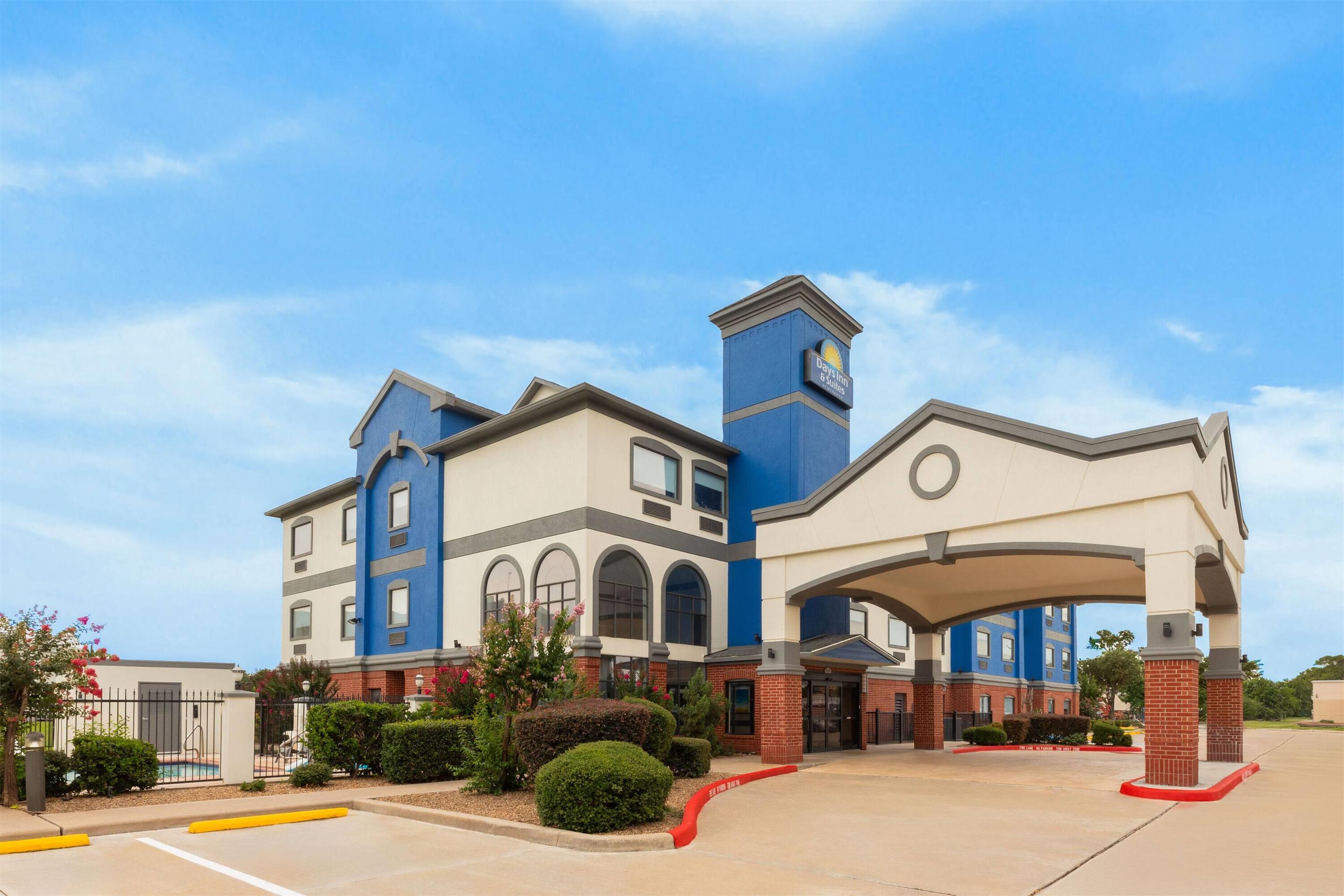 Exterior | Days Inn & Suites by Wyndham Sam Houston Tollway