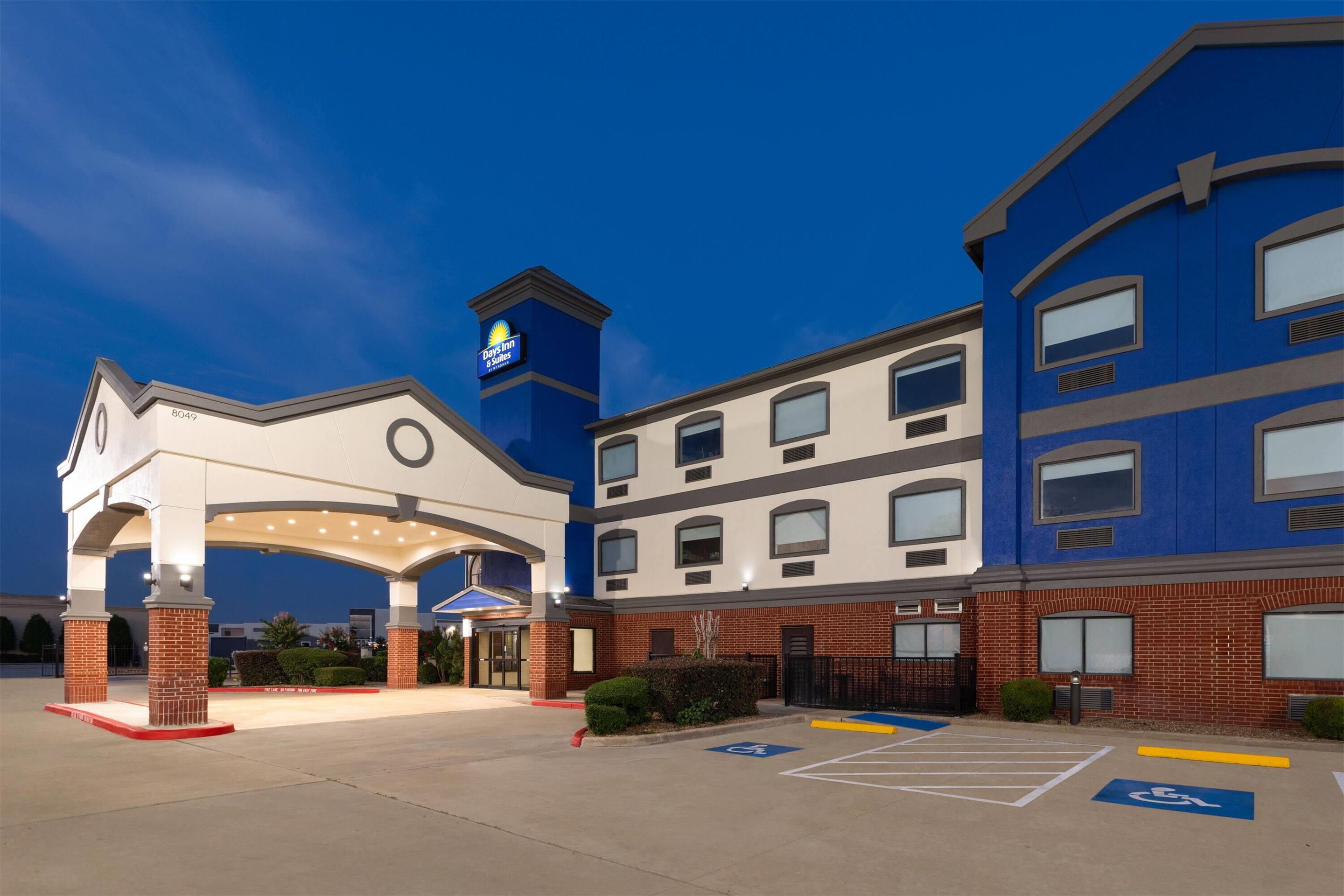 Exterior | Days Inn & Suites by Wyndham Sam Houston Tollway