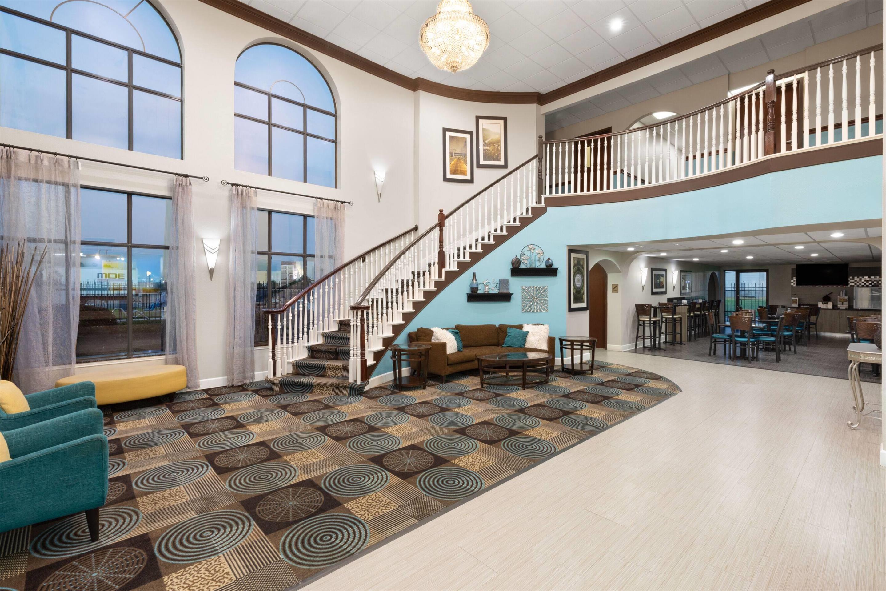 Lobby | Days Inn & Suites by Wyndham Sam Houston Tollway