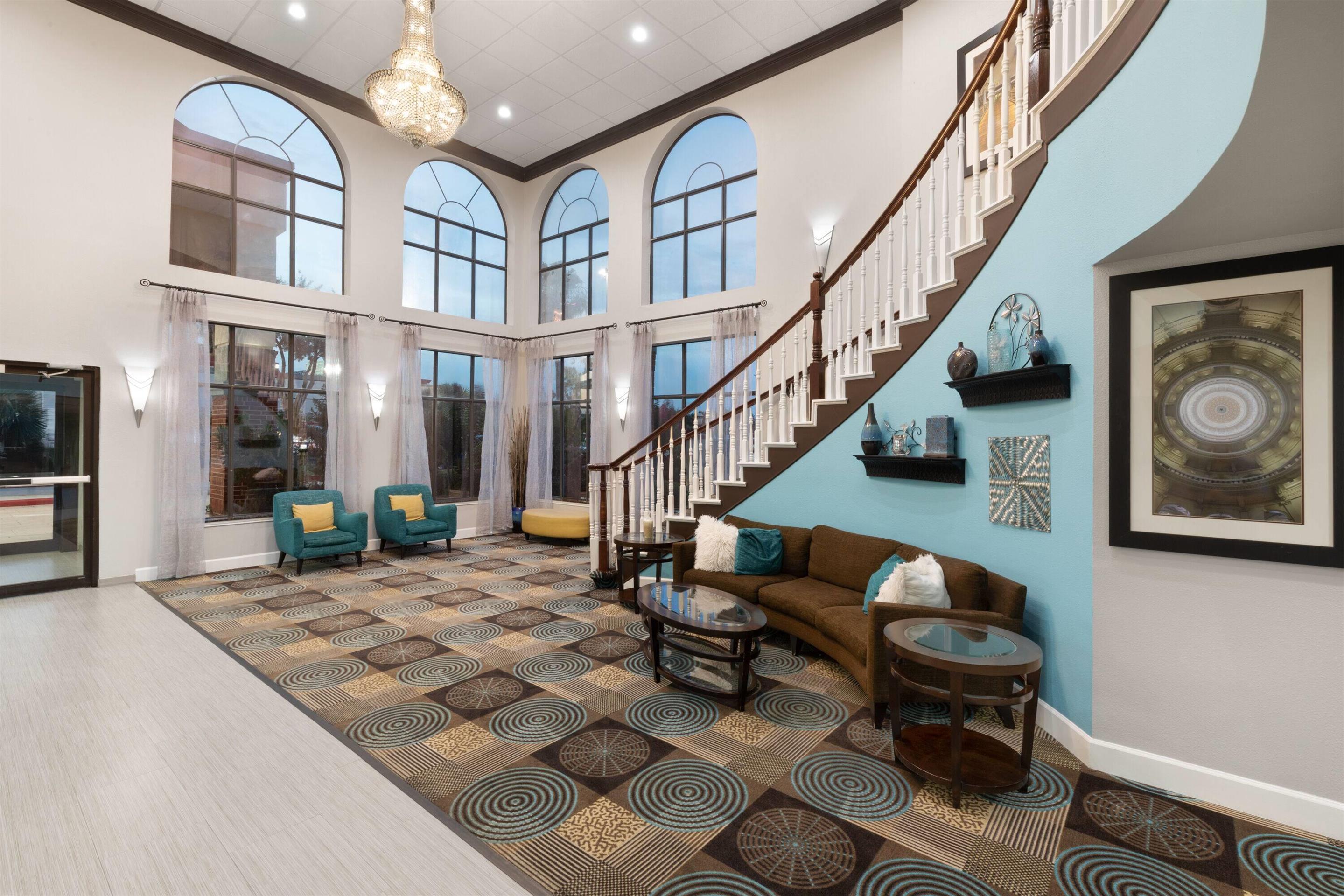 Lobby | Days Inn & Suites by Wyndham Sam Houston Tollway