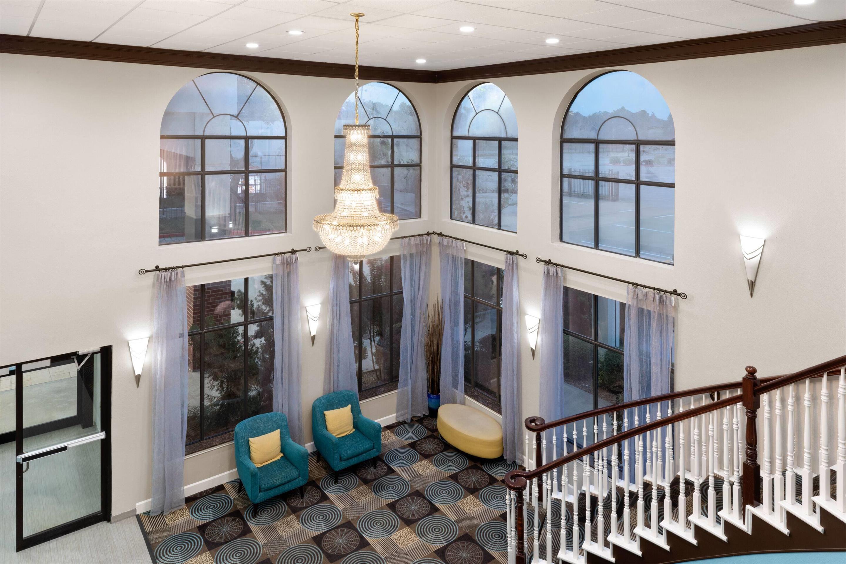 Lobby | Days Inn & Suites by Wyndham Sam Houston Tollway