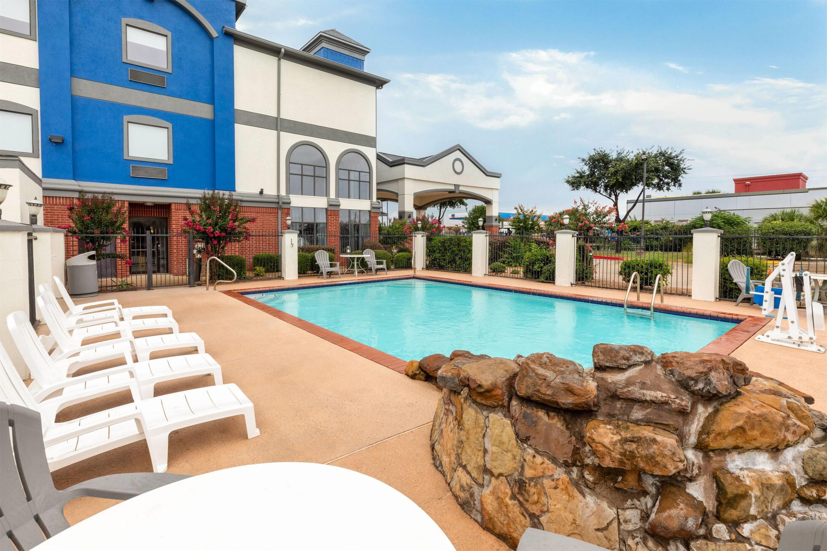 Pool - indoor | Days Inn & Suites by Wyndham Sam Houston Tollway