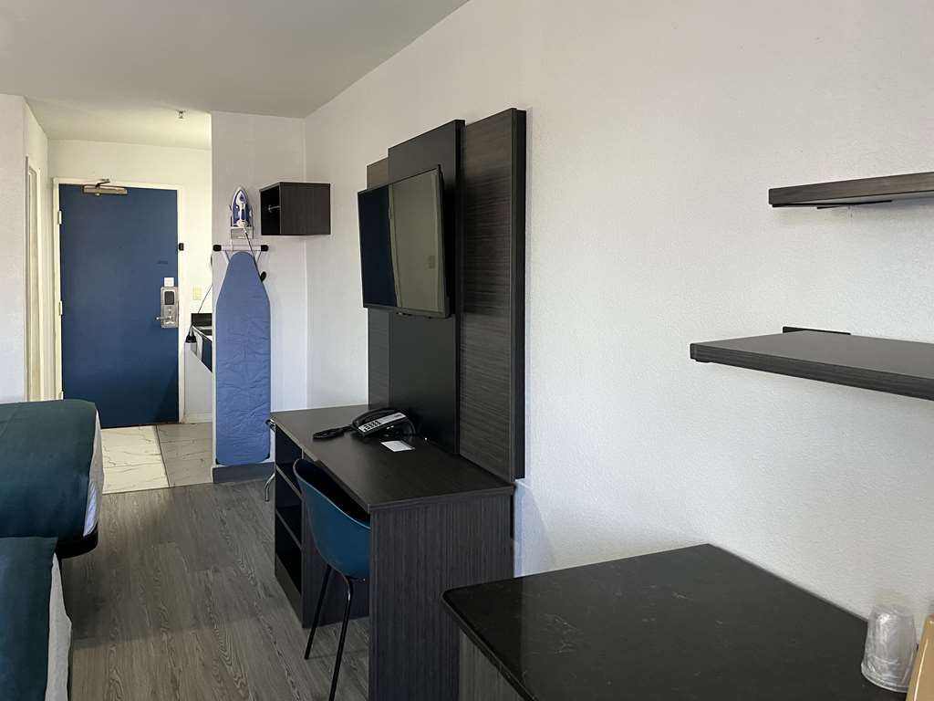 STUDIO 6 SUITES DELANO, CA-guestroom-Guest Room,Suite,On-Site.jpg