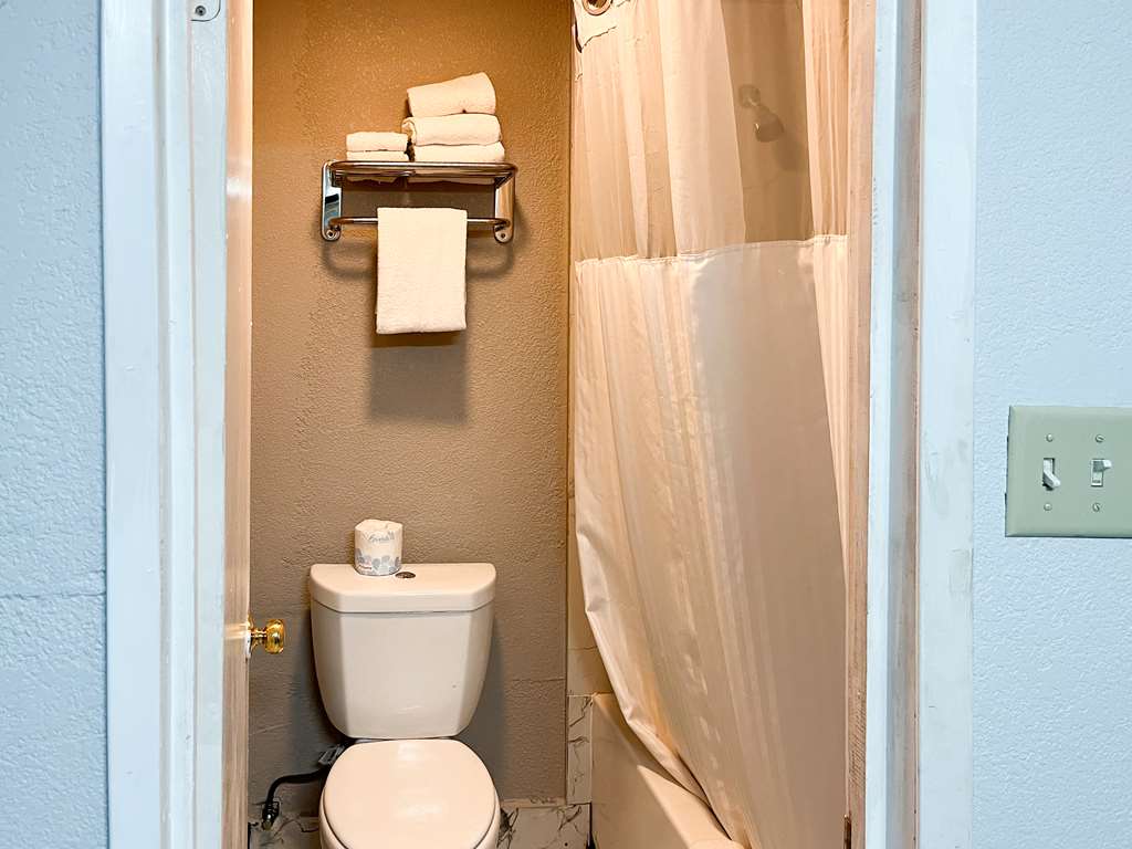 STUDIO 6 SUITES DELANO, CA-guestroom-Guest Room,Bathroom,On-Site.jpg