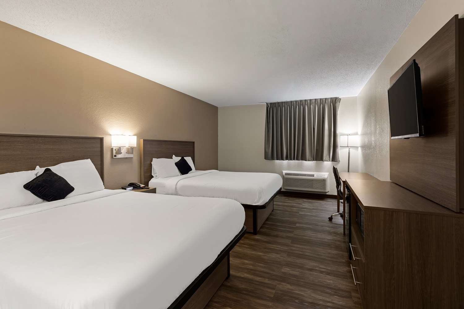2 Queen Beds image