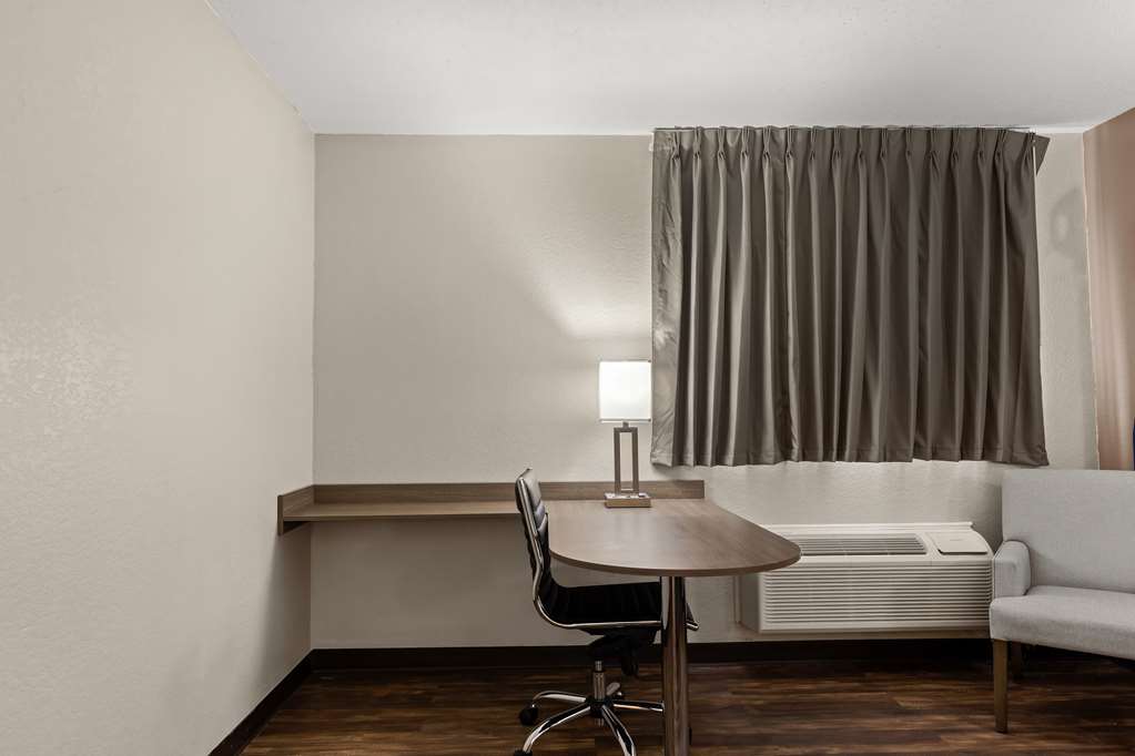 RLIS AND SUITES CASEYVILLE-guestroom-Guest Room,Guest Room Amenity,On-Site.jpg