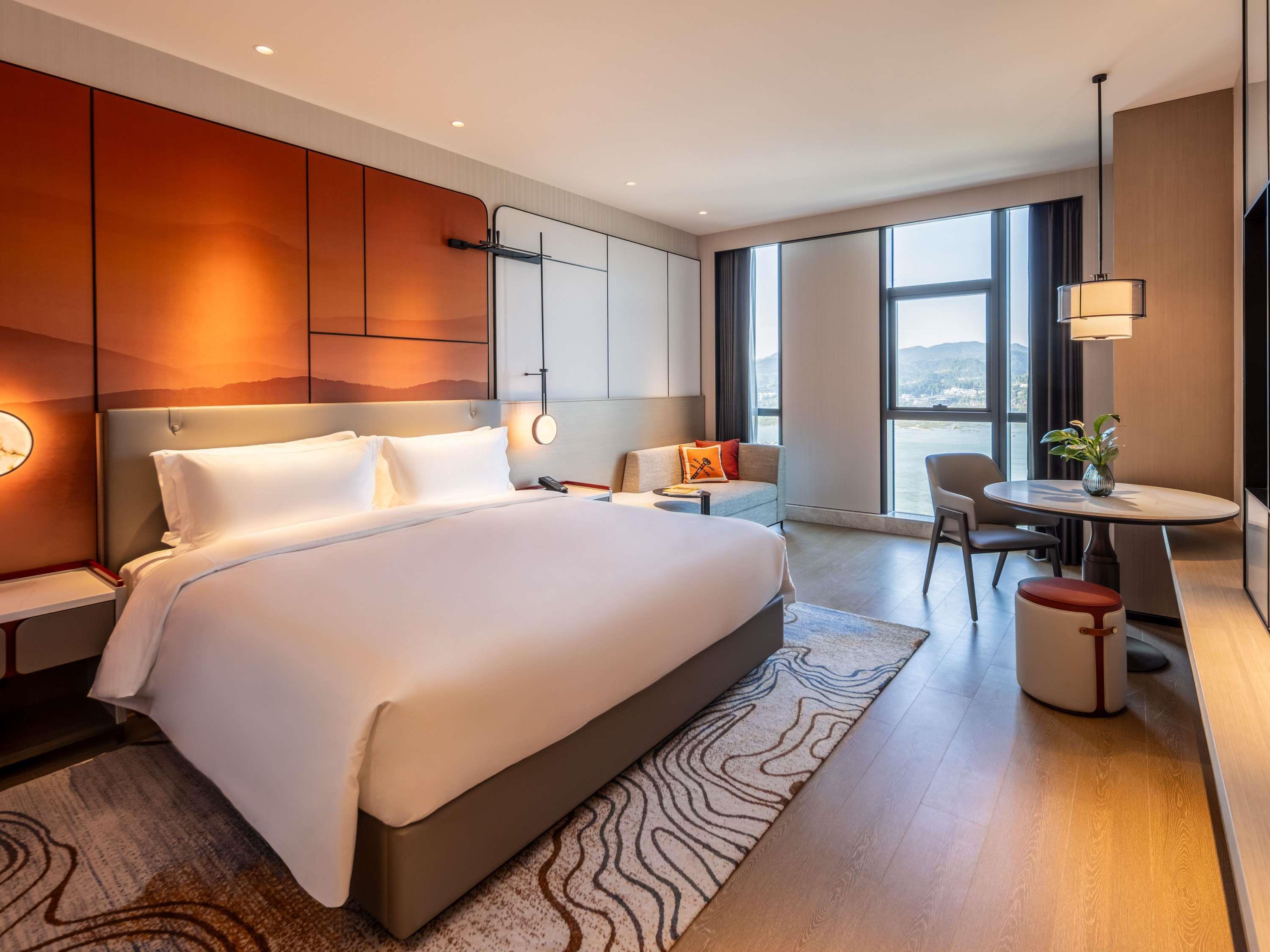 Grand Mercure Yichang Waitan Room Type - Executive Room with 1 kingsize bed, River view