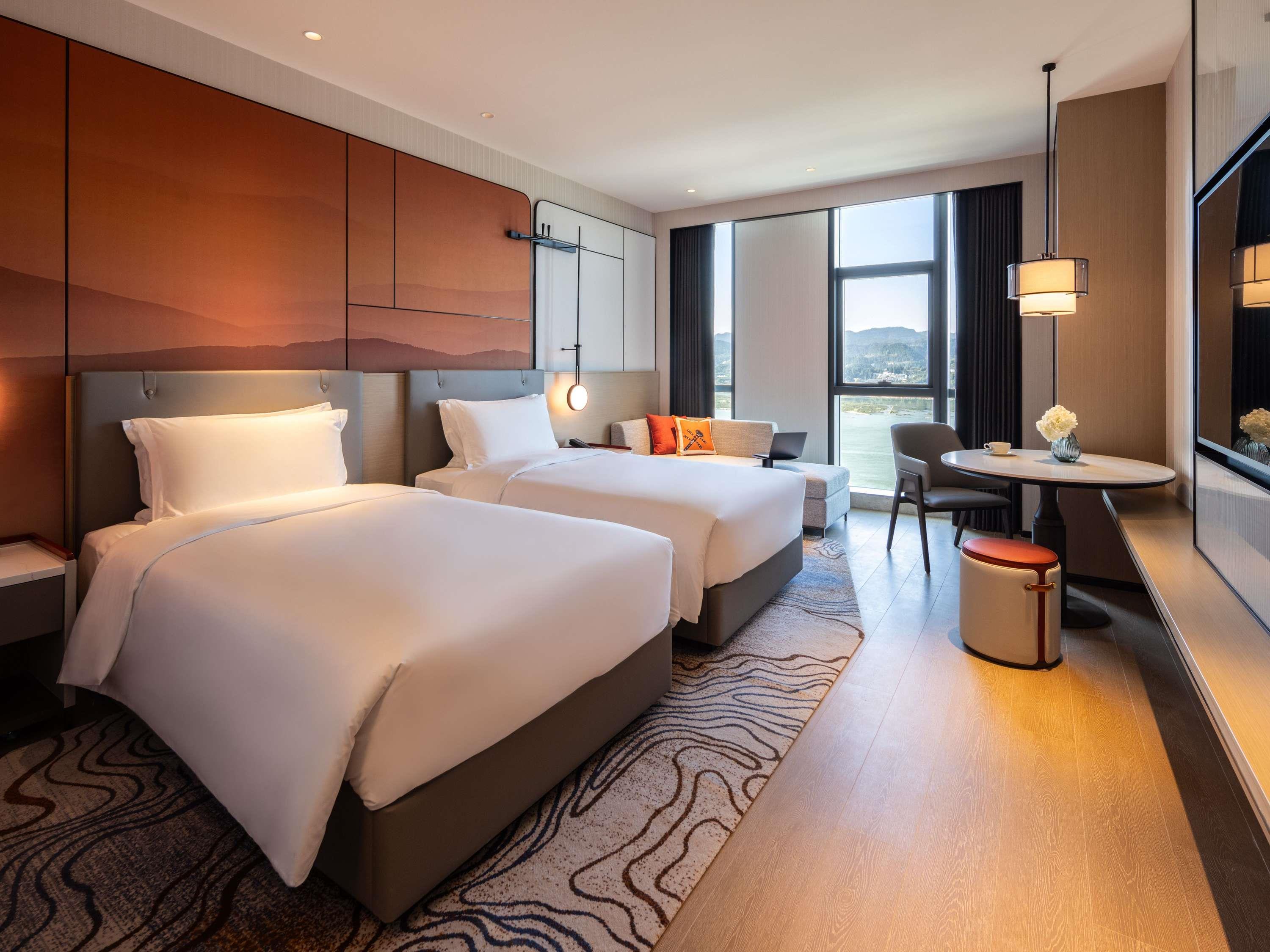 Grand Mercure Yichang Waitan Room Type - Deluxe room with two single beds, river view