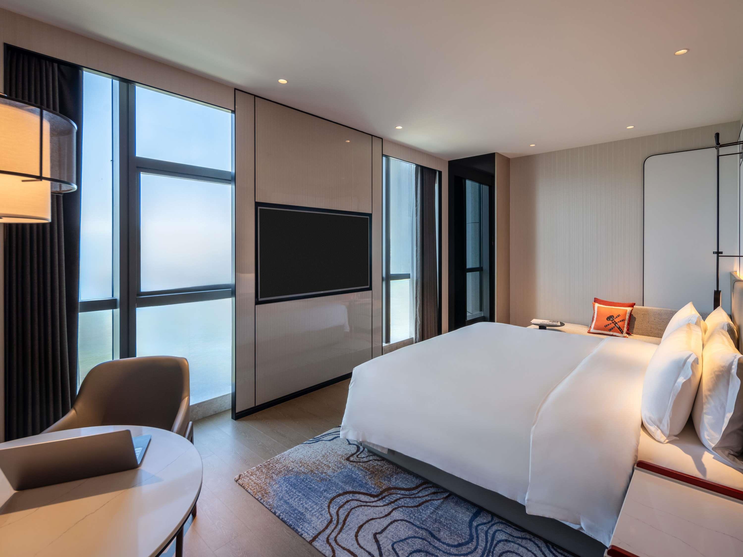 Grand Mercure Yichang Waitan Room Type - Deluxe room with one kingsize bed, river view