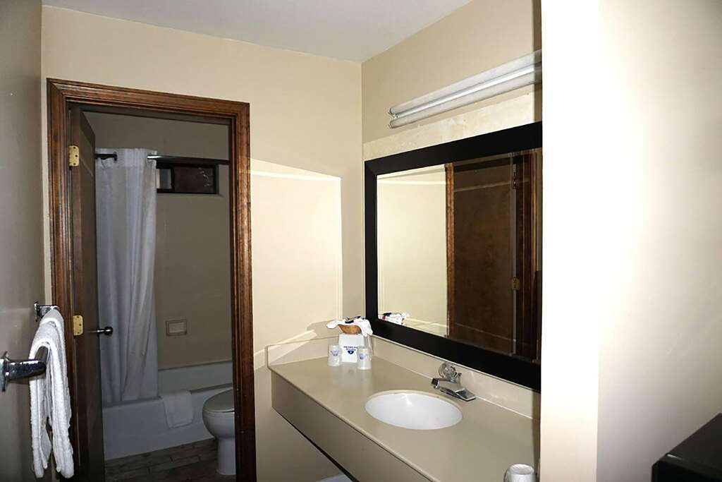 TRAVELODGE BY WYNDHAM CONCORD-guestroom-Guest Room,Bathroom,On-Site.jpg