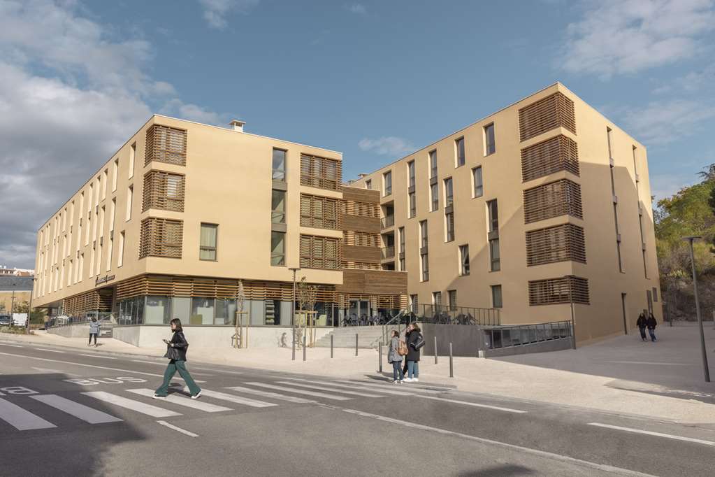 THE ORIGINALS RESIDENCE AIX SCHUMAN-guestroom-Guest Room,Suite,On-Site.jpg