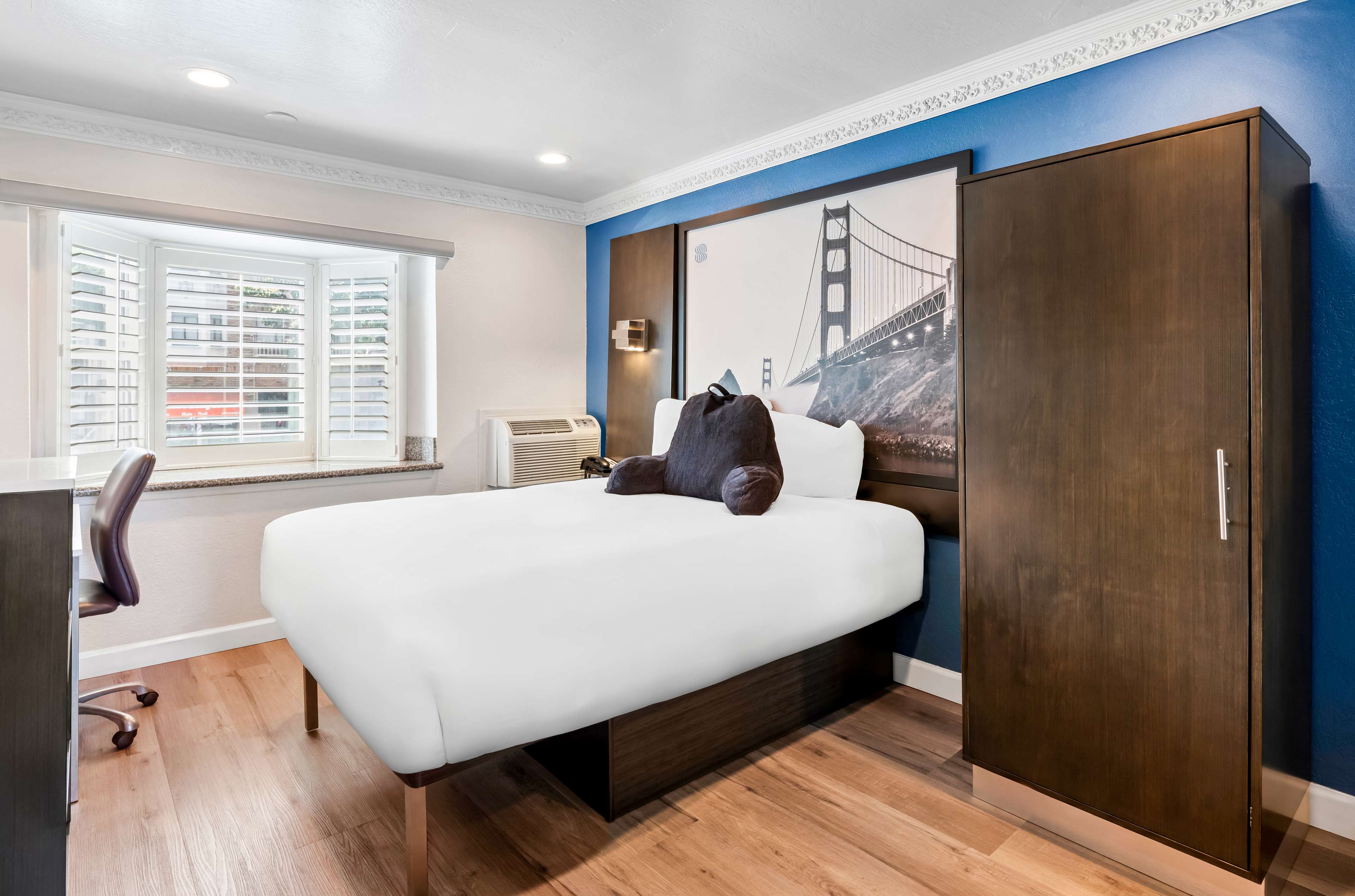 1 King Bed image