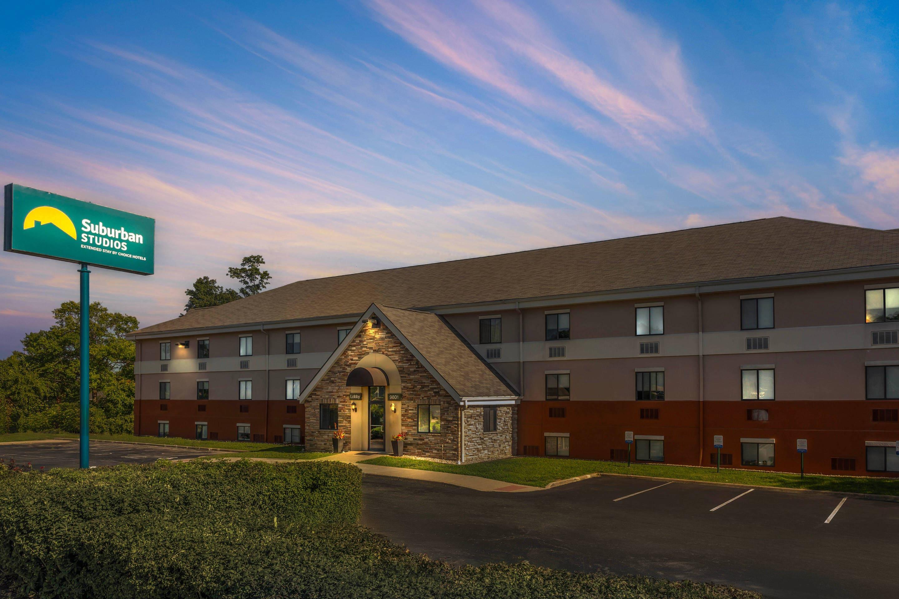 Hotel at night | Suburban Studios Louisville East
