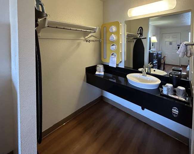 STUDIO 6 BELLFLOWER, CA-guestroom-Guest Room,Bathroom,On-Site.jpg
