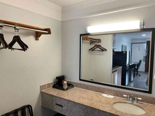 STUDIO 6 SUITES HINESVILLE GA-guestroom-Guest Room,Bathroom,On-Site.jpg