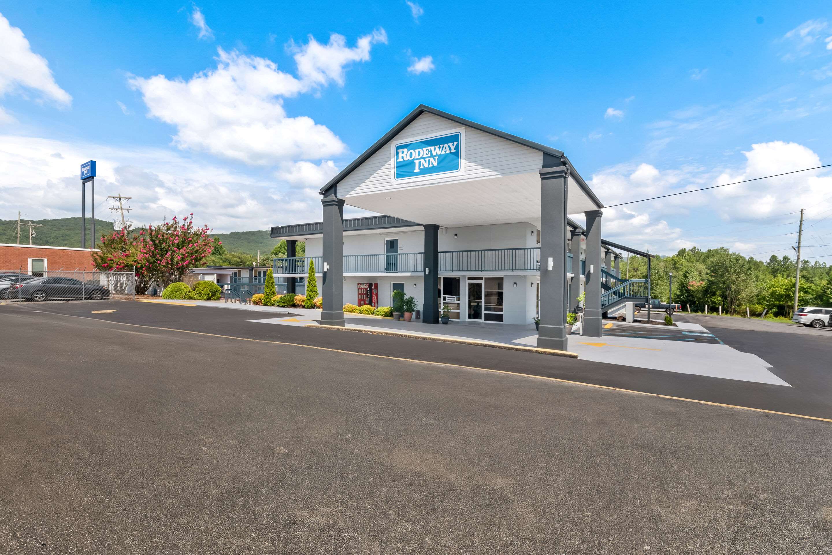 Hotel exterior | Rodeway Inn