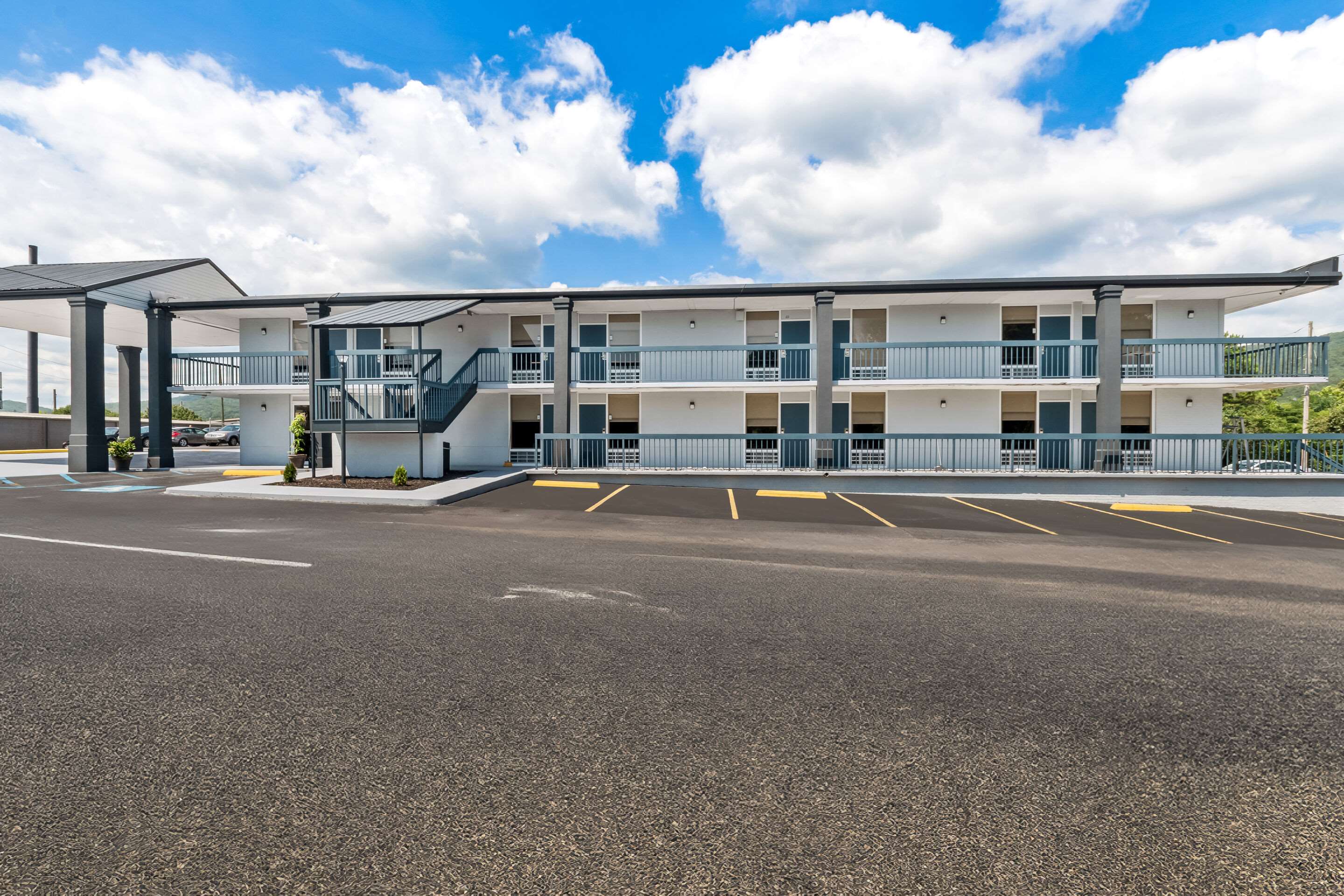 Hotel exterior | Rodeway Inn