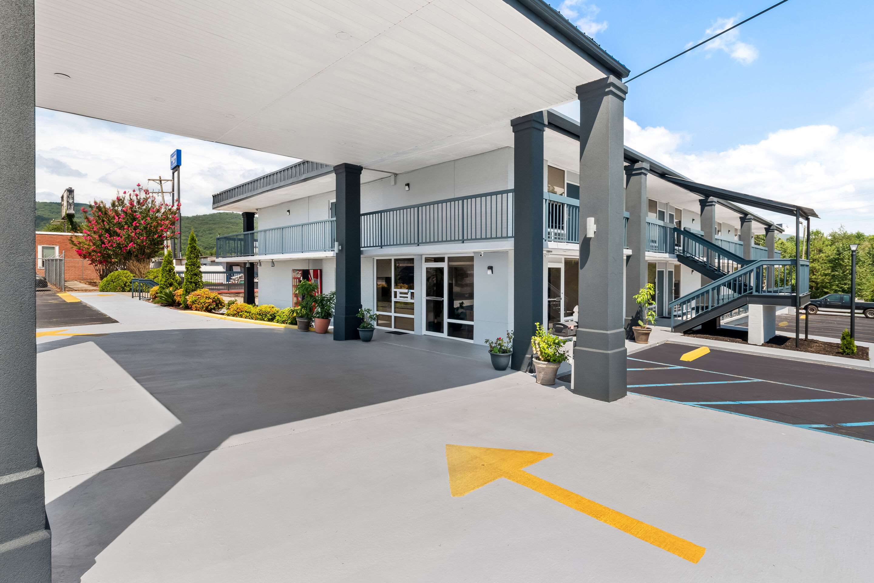 Hotel exterior | Rodeway Inn