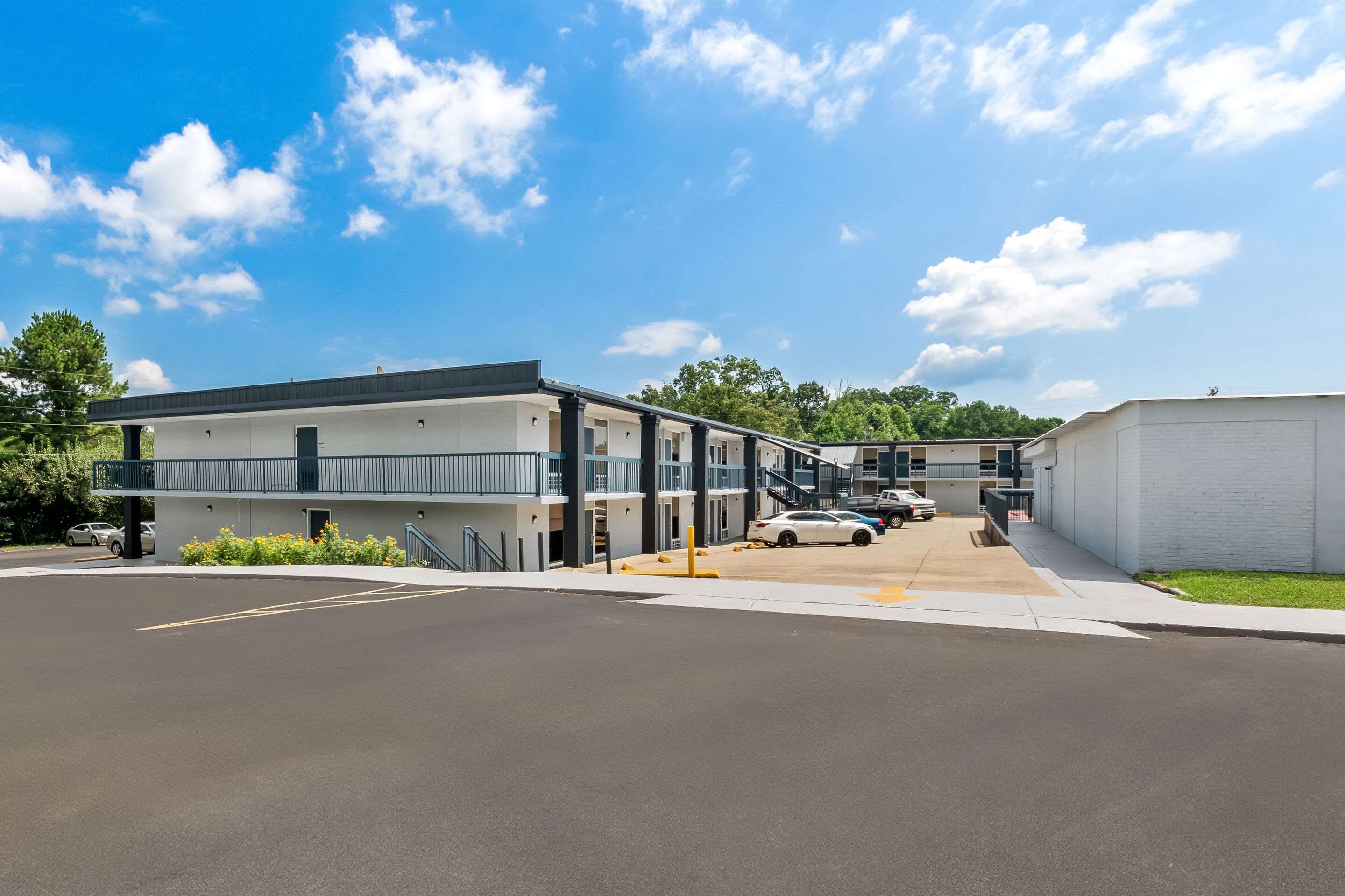 Hotel exterior | Rodeway Inn