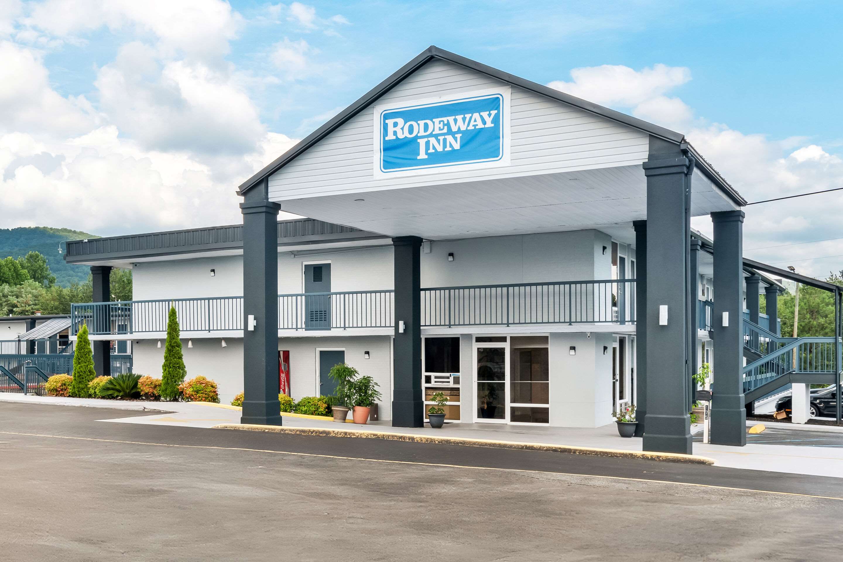 Hotel exterior | Rodeway Inn