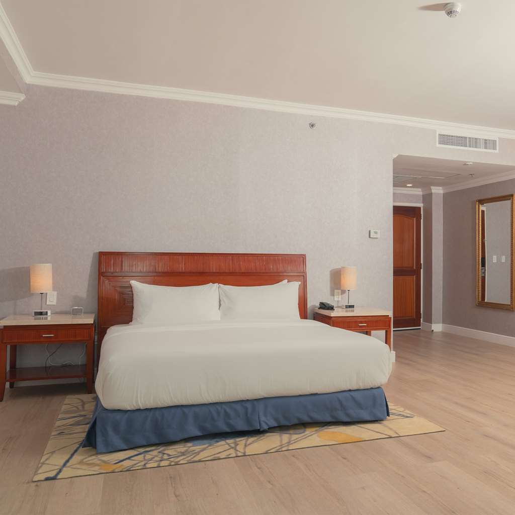 WAYMORE HOTEL PANAMA-guestroom-Guest Room,On-Site.jpg