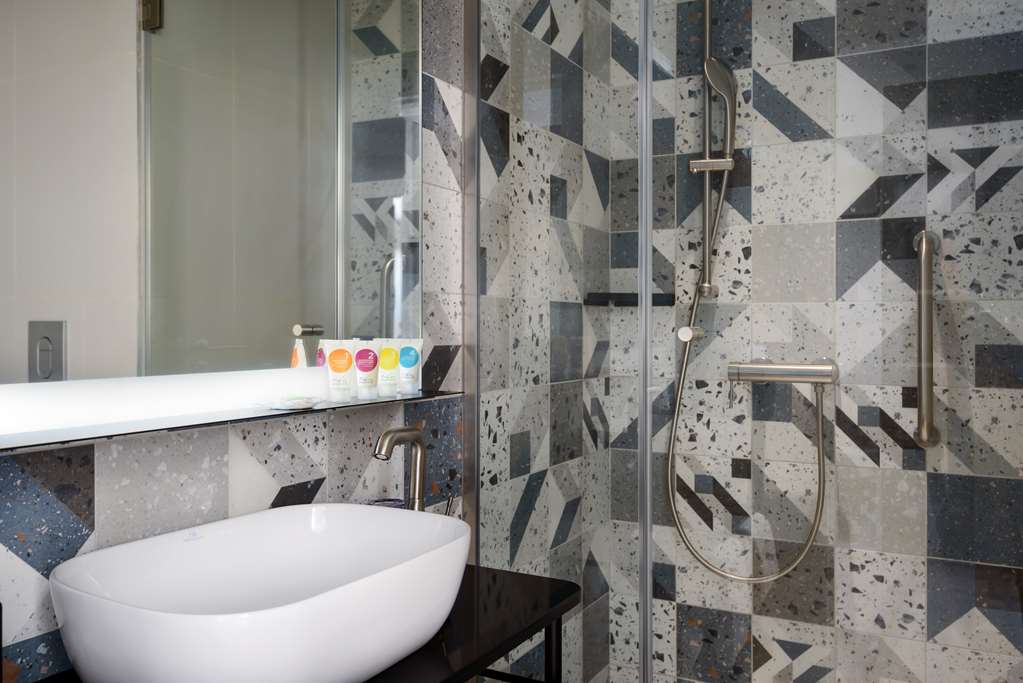 HYATT PLACE ROUEN-guestroom-Guest Room,Bathroom,On-Site.jpg