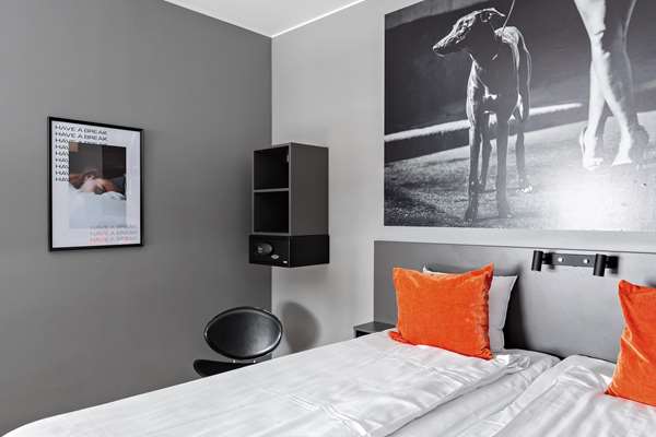 2 Single Beds, Non-Smoking, Economy Room, Smart Tv, Work Desk, Wi-Fi, Full Breakfast