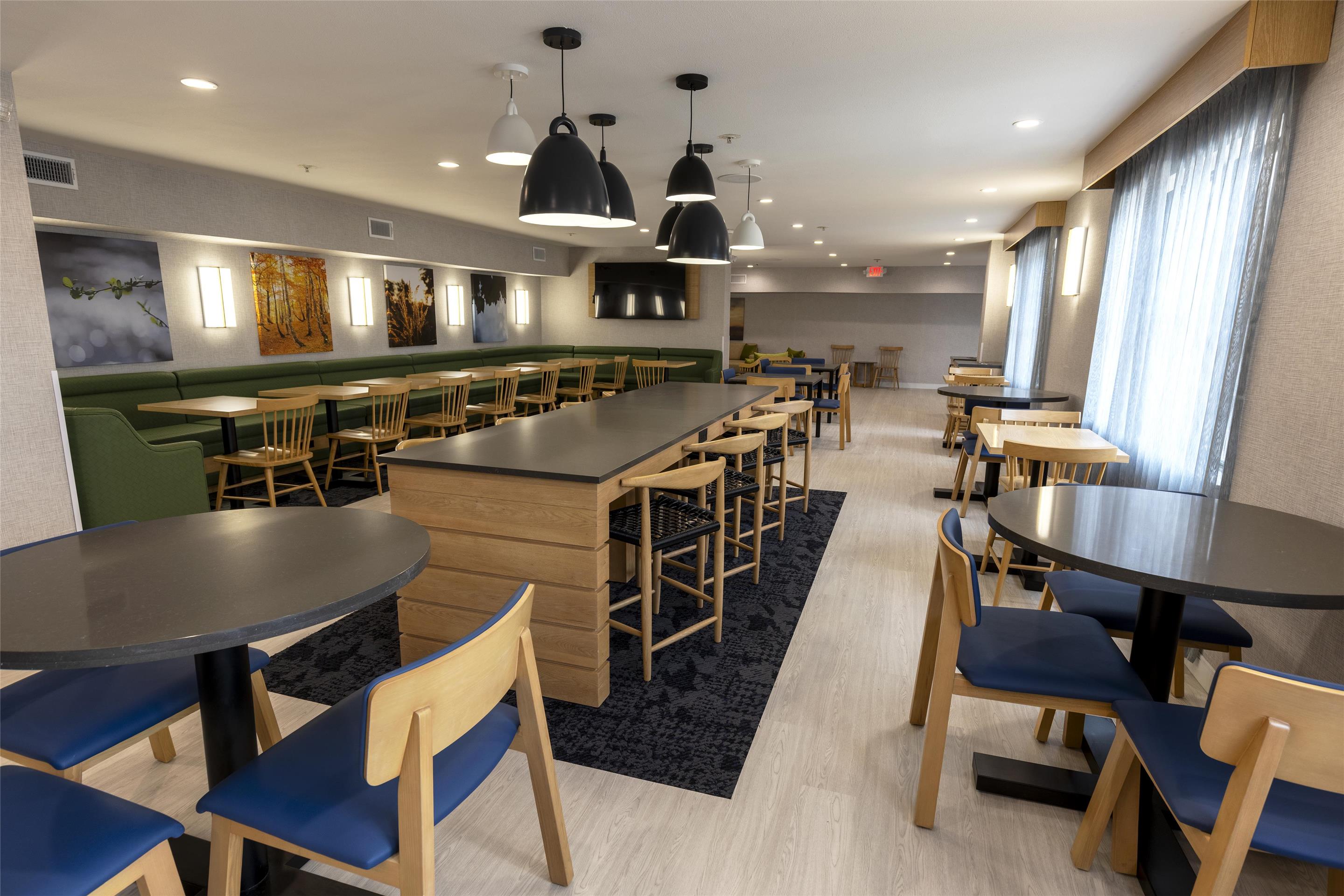 Breakfast Area | Sonesta Simply Suites Lafayette Airport