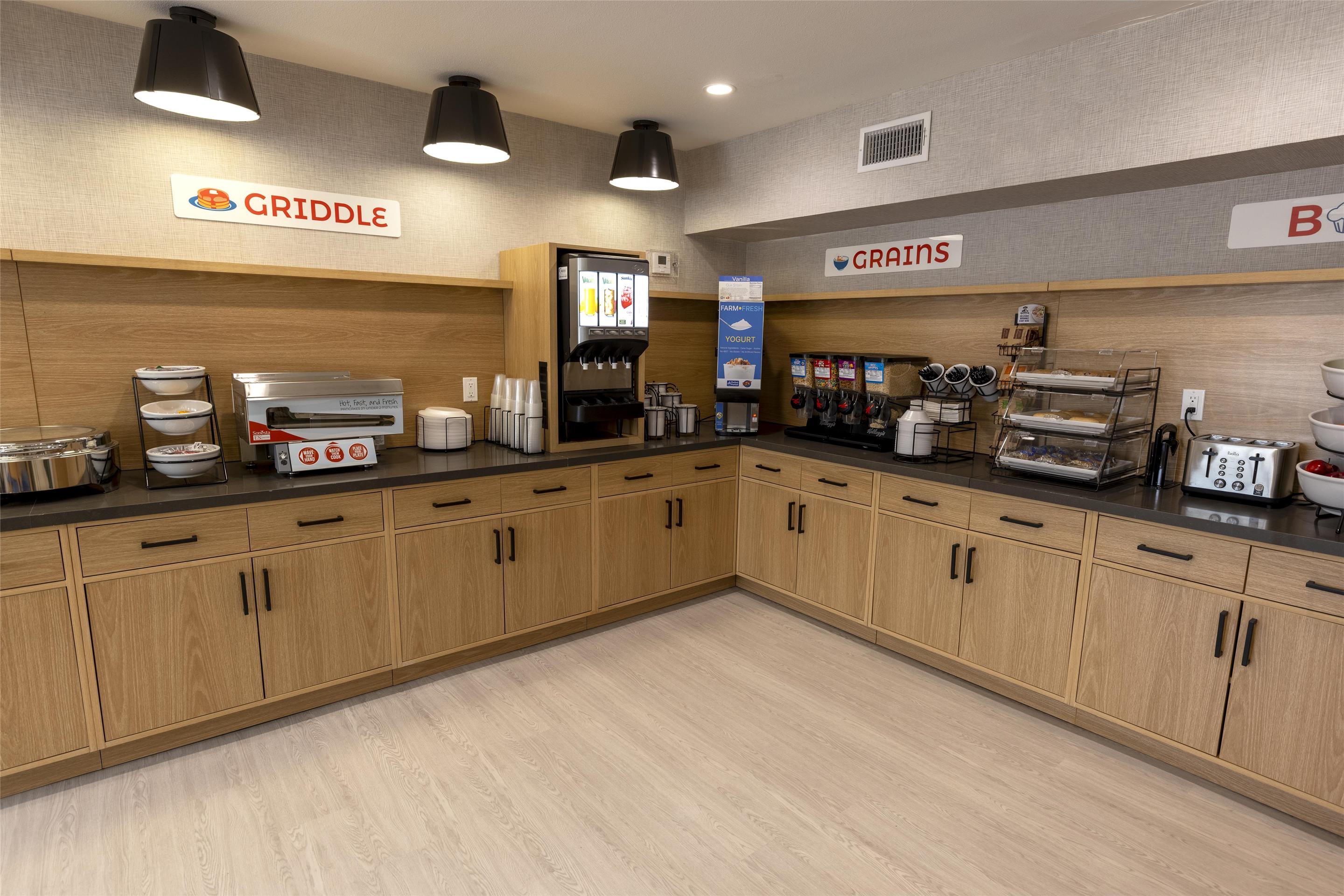 Breakfast Area | Sonesta Simply Suites Lafayette Airport