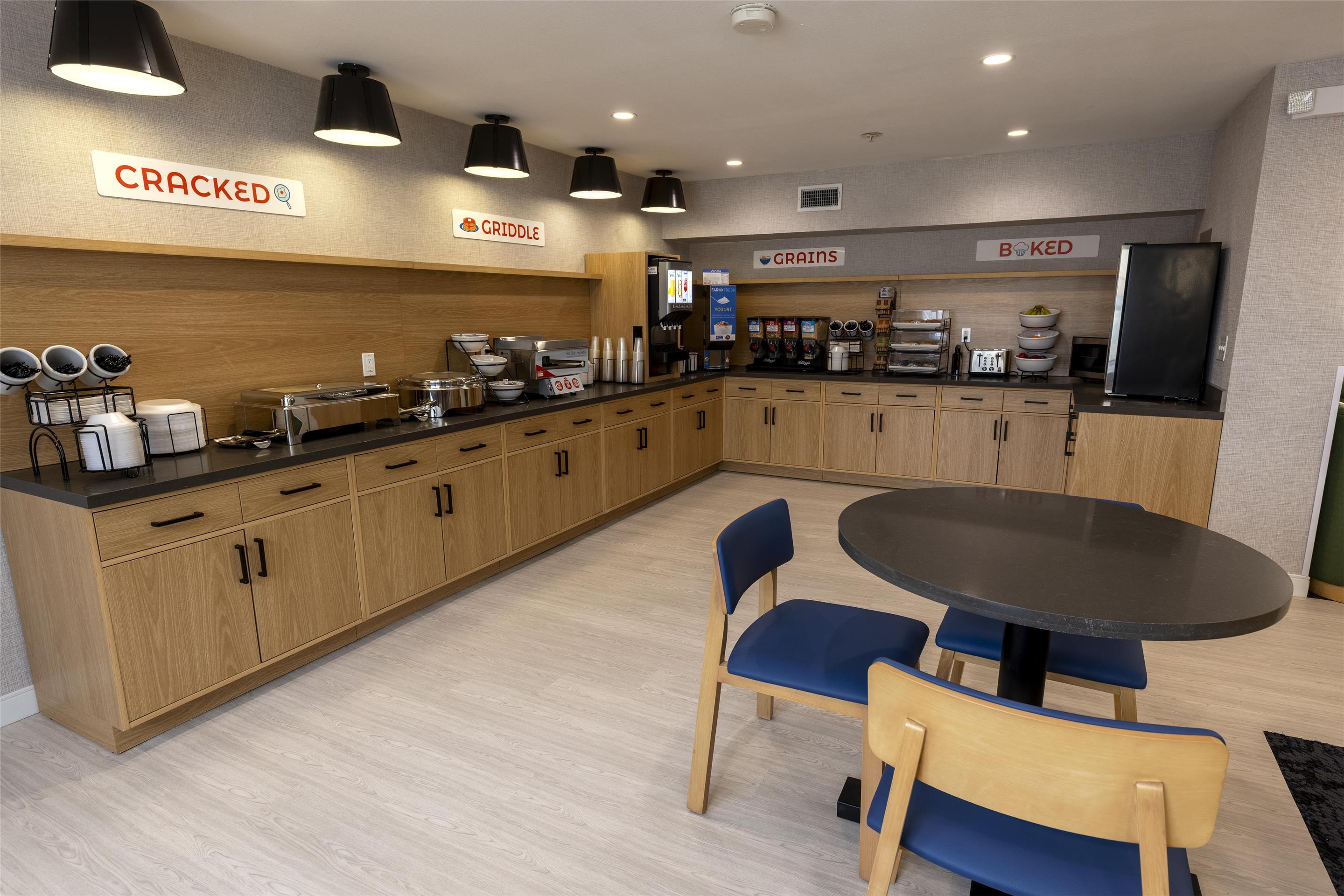 Breakfast Area | Sonesta Simply Suites Lafayette Airport