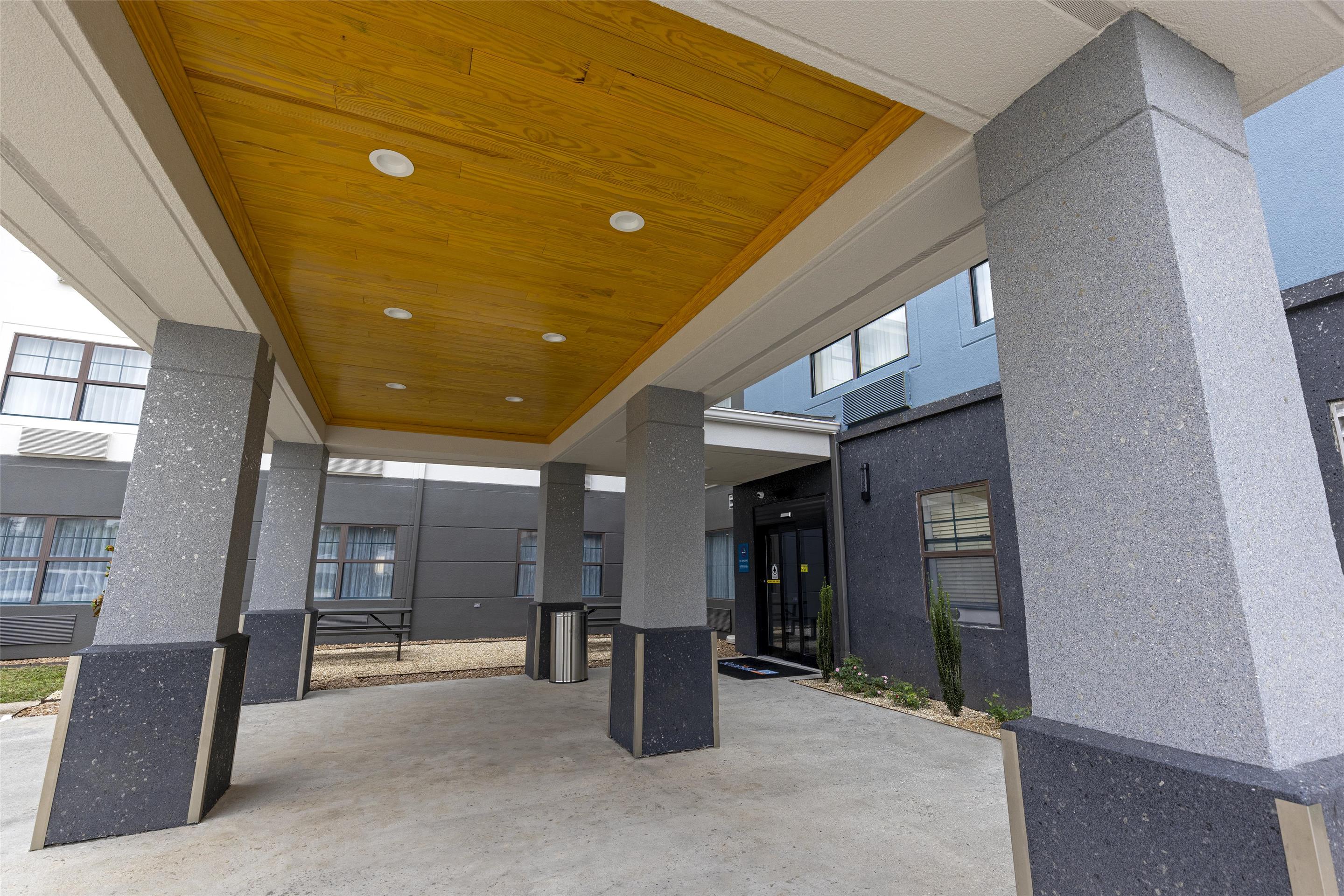 exterior | Sonesta Simply Suites Lafayette Airport