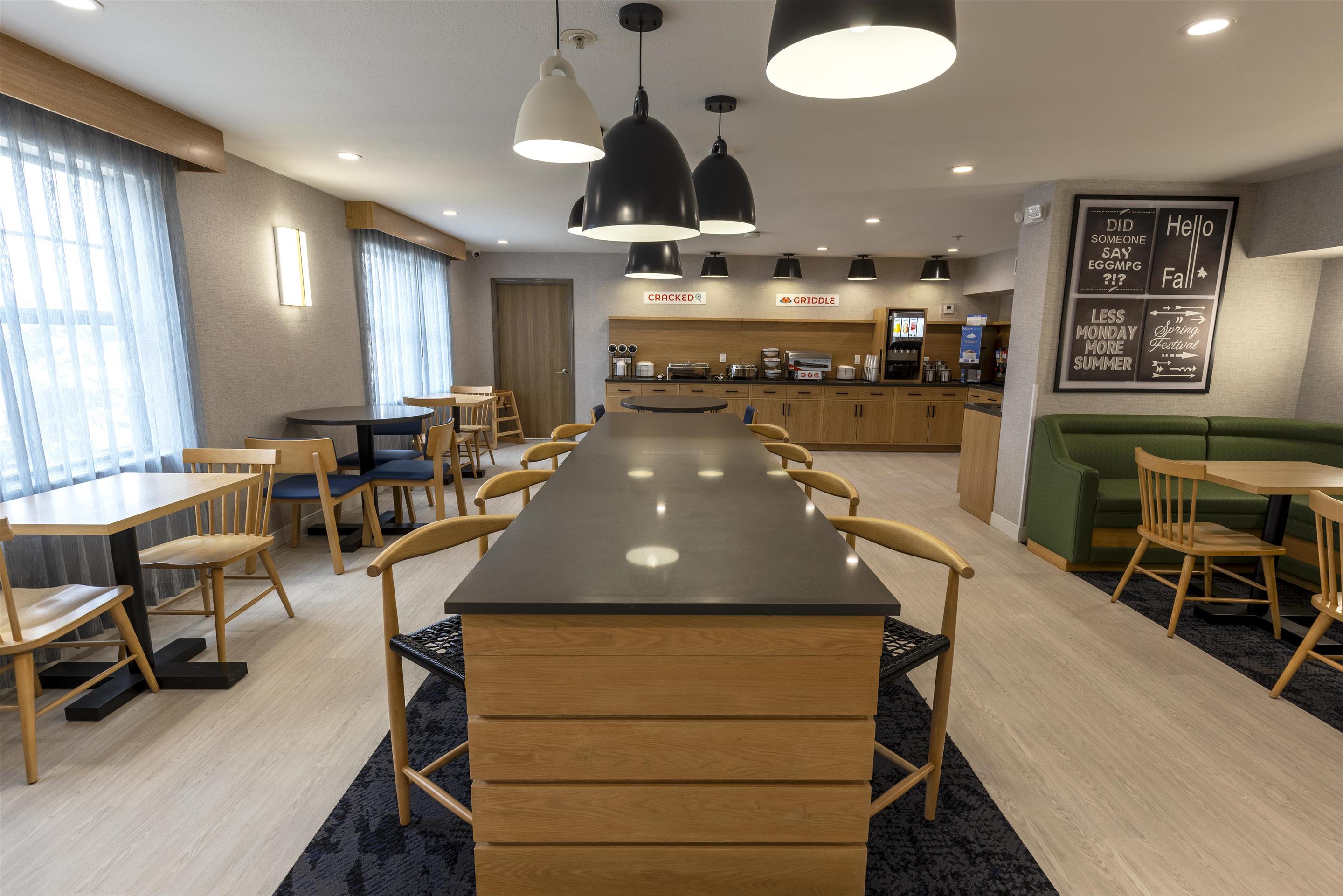 Breakfast Area | Sonesta Simply Suites Lafayette Airport