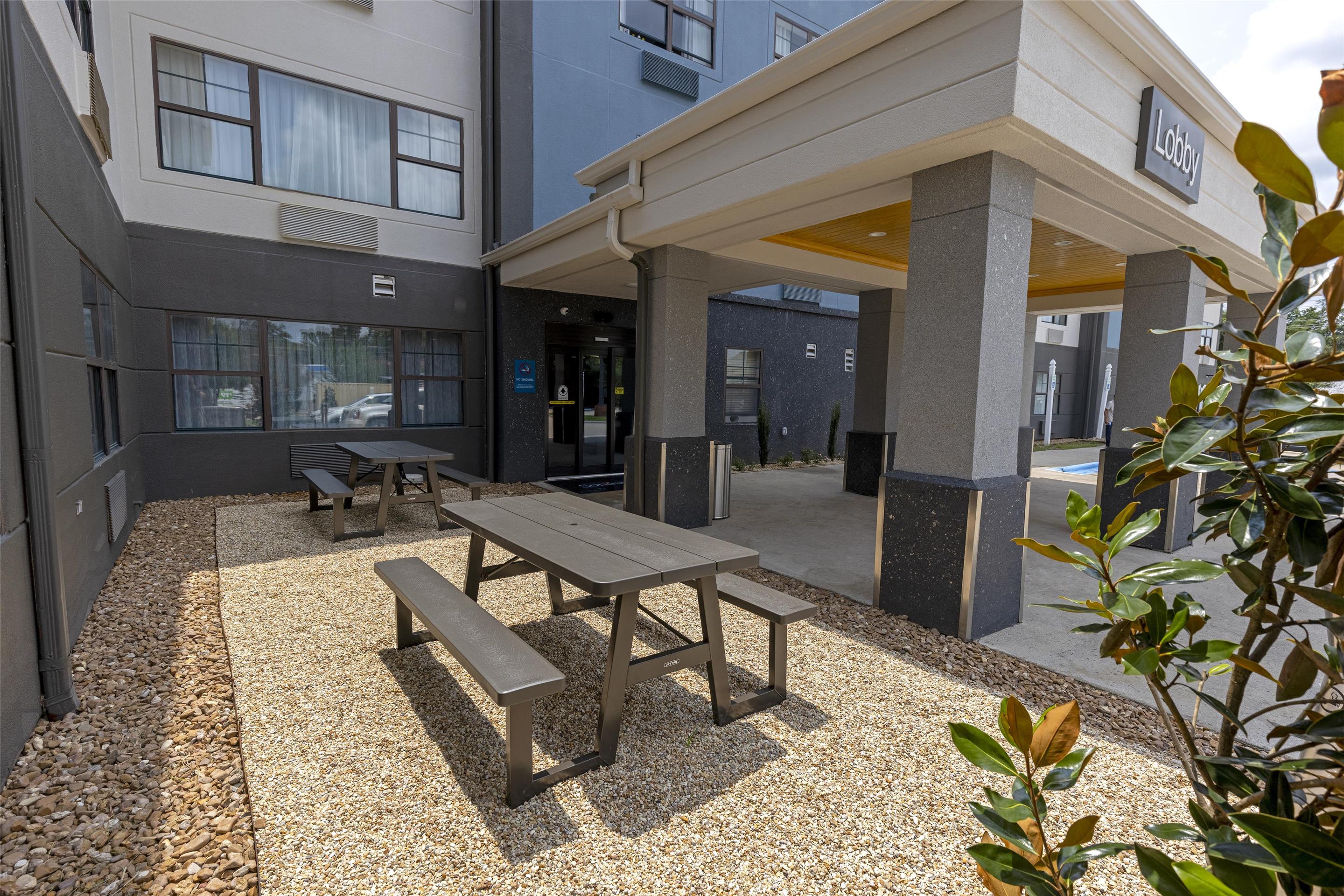exterior seating | Sonesta Simply Suites Lafayette Airport