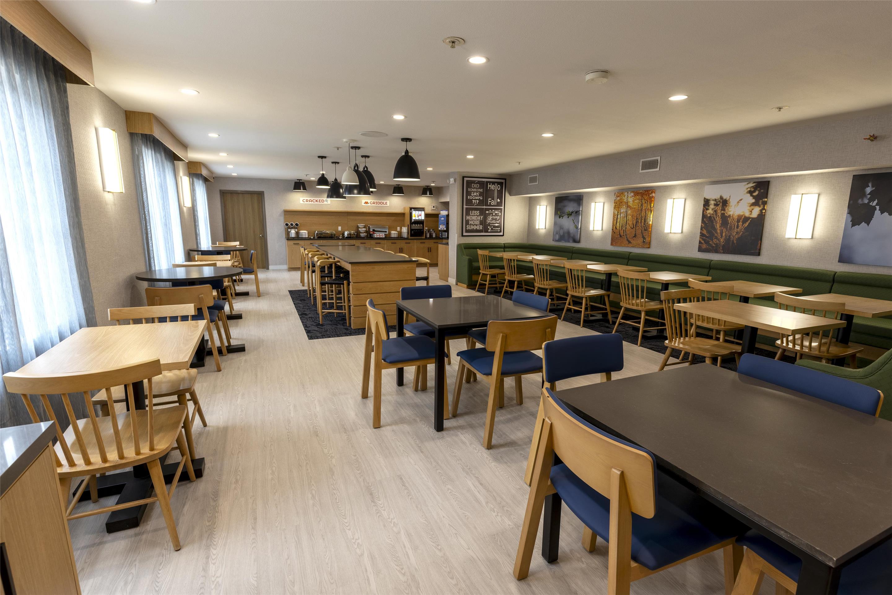 Breakfast Area | Sonesta Simply Suites Lafayette Airport