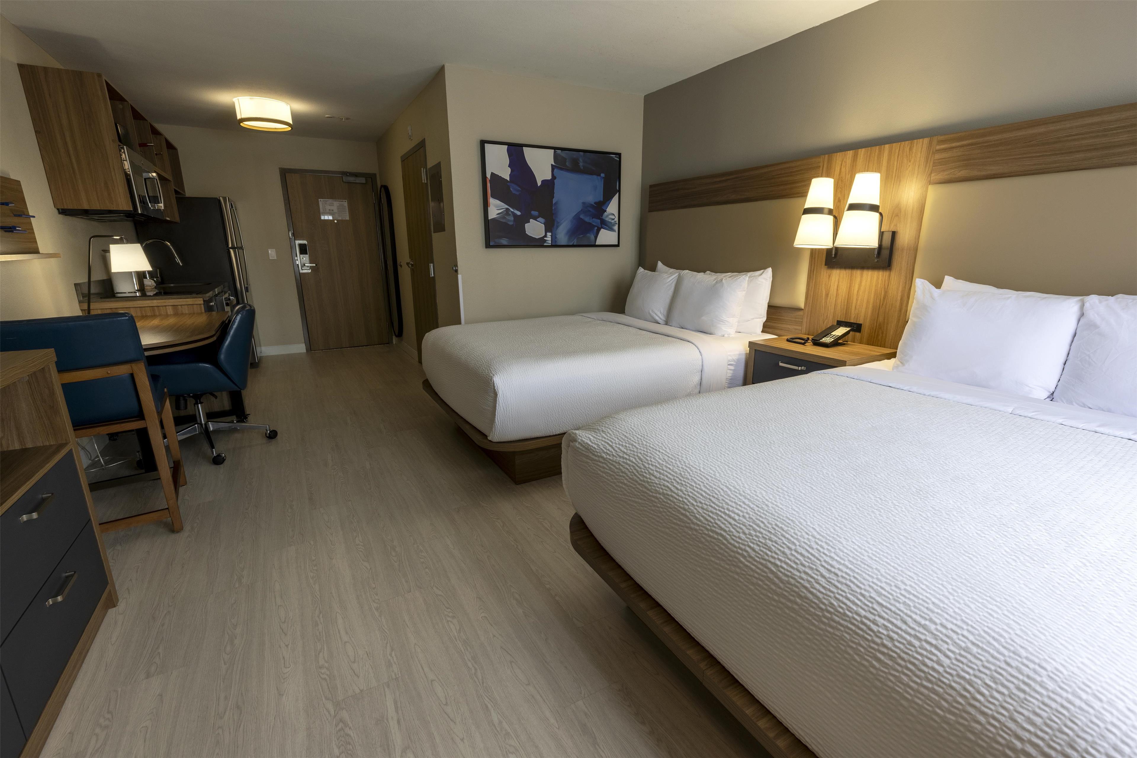 2 Queen Beds image
