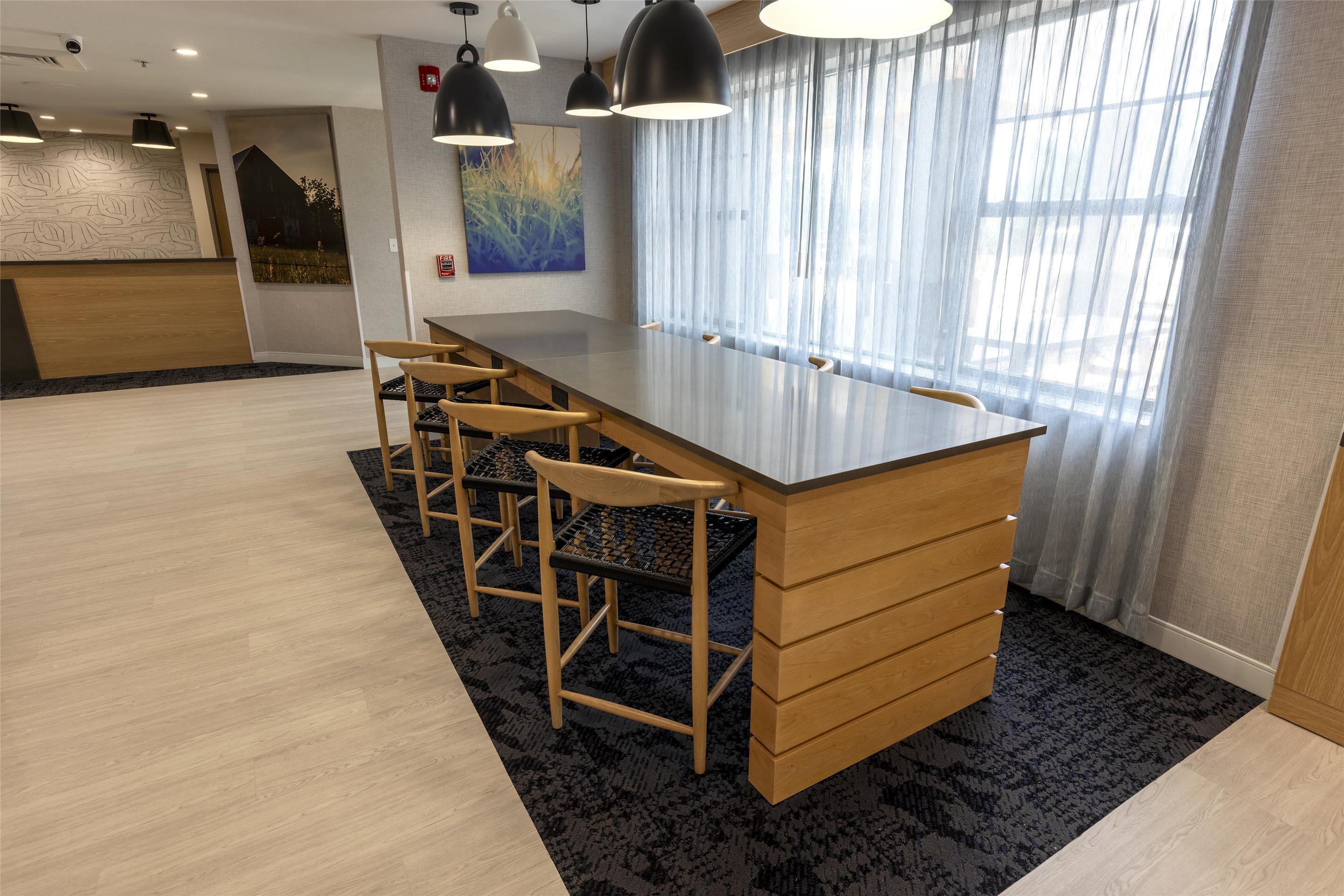 Comunal Table & lobby | Sonesta Simply Suites Lafayette Airport