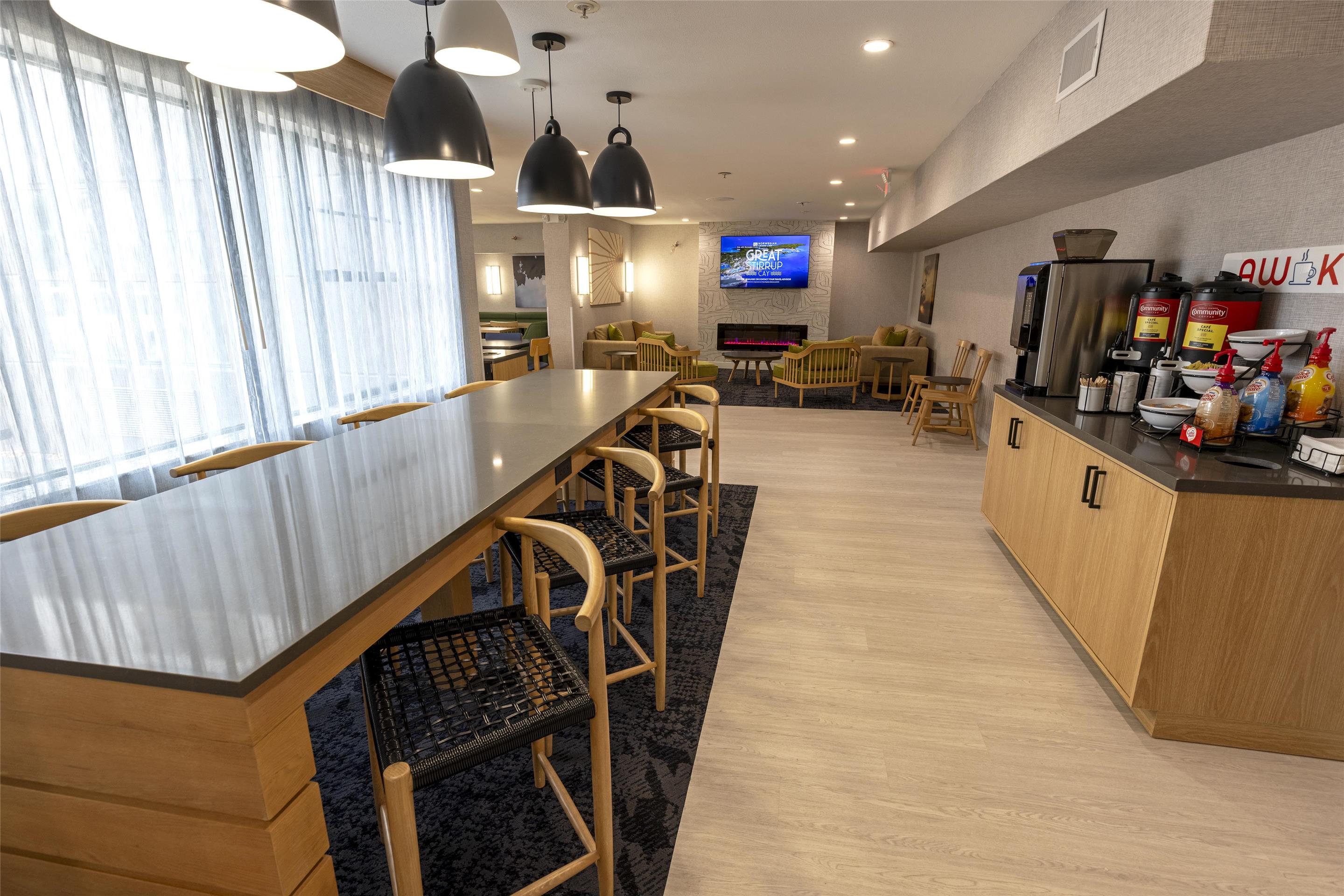Comunal Table & lobby | Sonesta Simply Suites Lafayette Airport